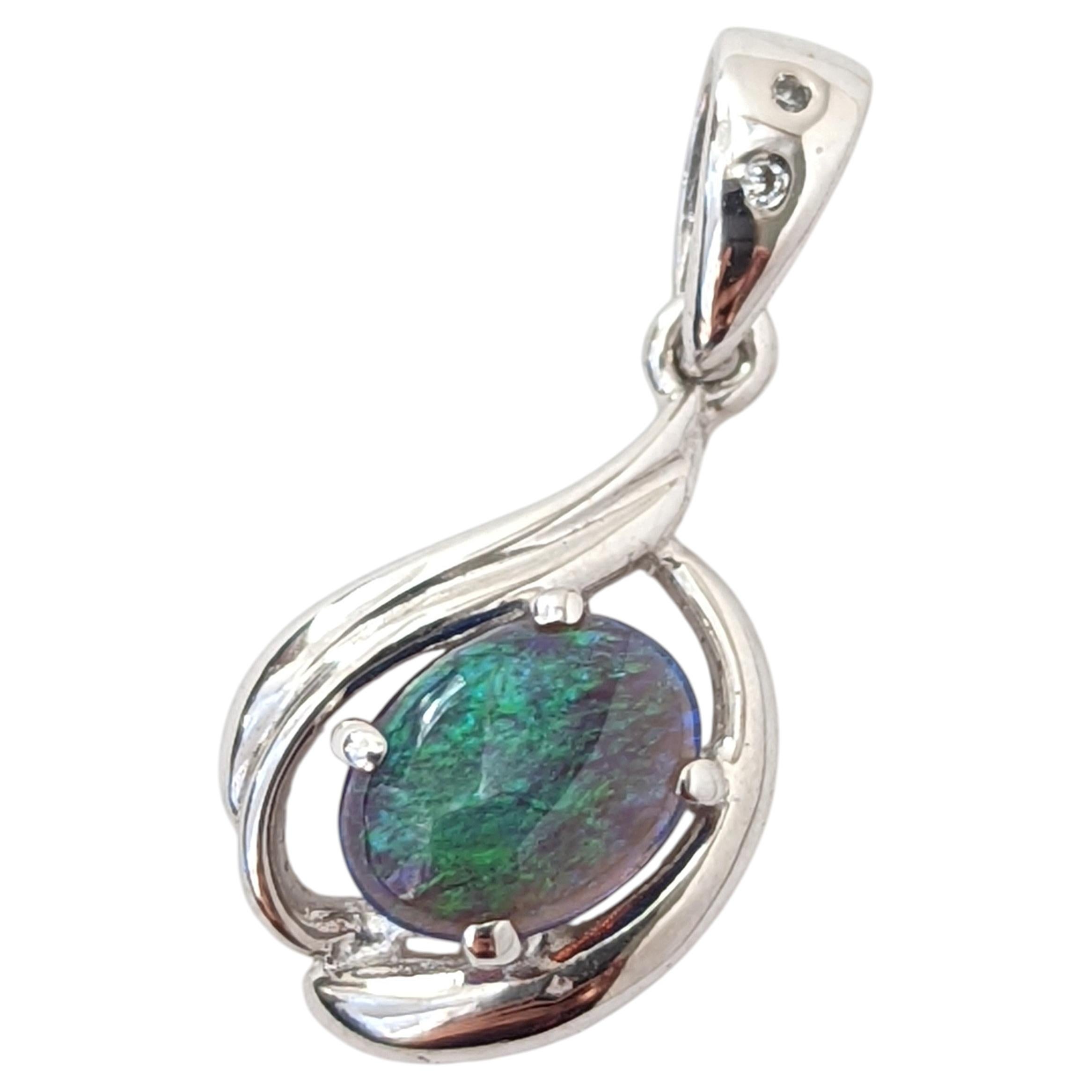 Pendentif en or blanc 18 carats avec opale noire australienne cristalline bleu-vert et diamant
