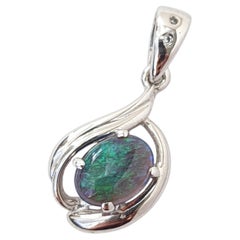 Pendentif en or blanc 18 carats avec opale noire australienne cristalline bleu-vert et diamant