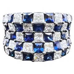 Anillo damero de zafiro azul y diamantes en oro blanco de 18k
