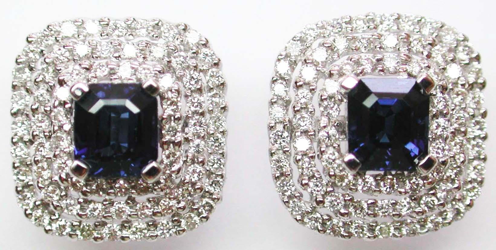 18k White Gold Blue Sapphire and Diamond Halo Earrings In New Condition For Sale In Hong Kong, HK