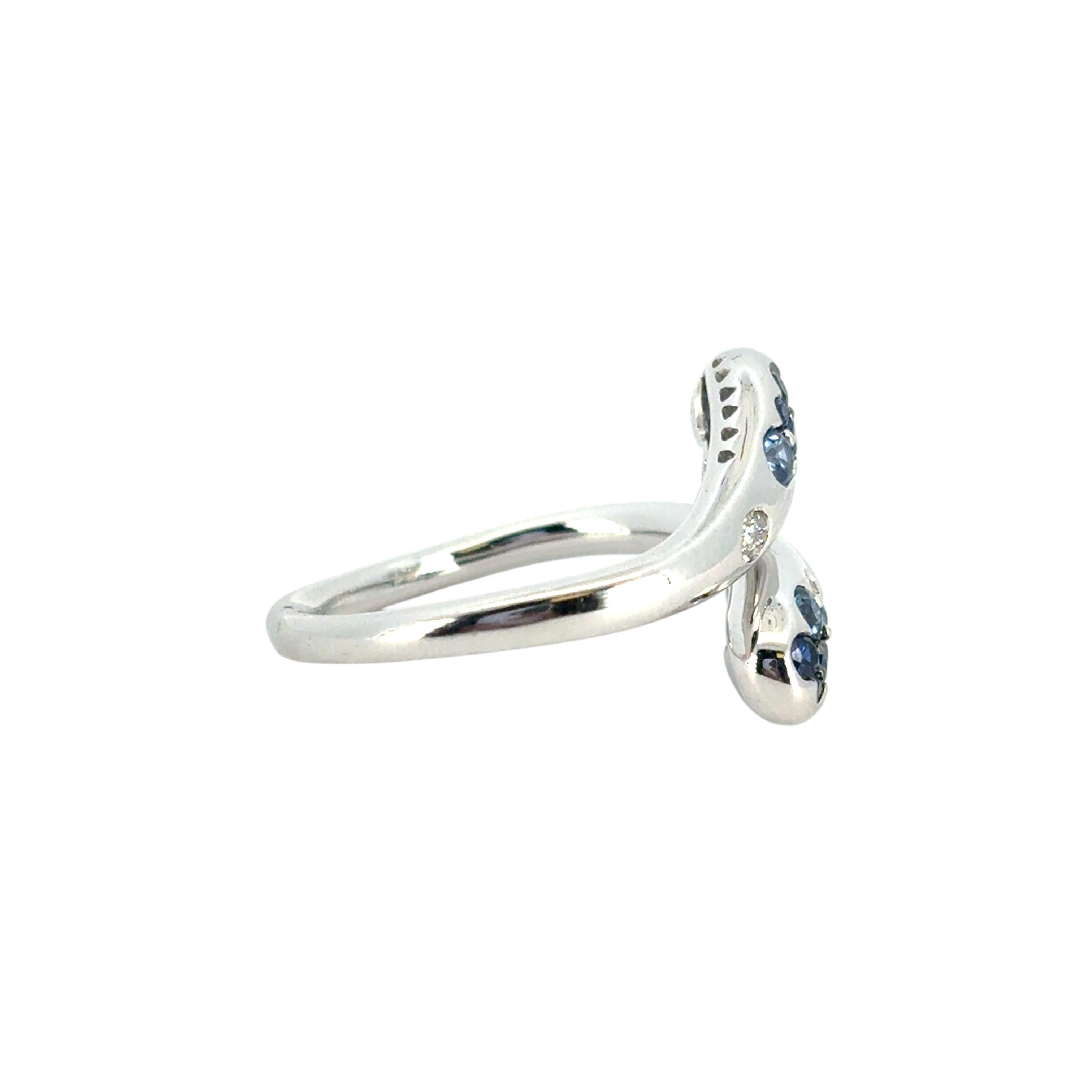 Moderno Anello a serpente con zaffiro blu e diamante in oro bianco 18 carati in vendita