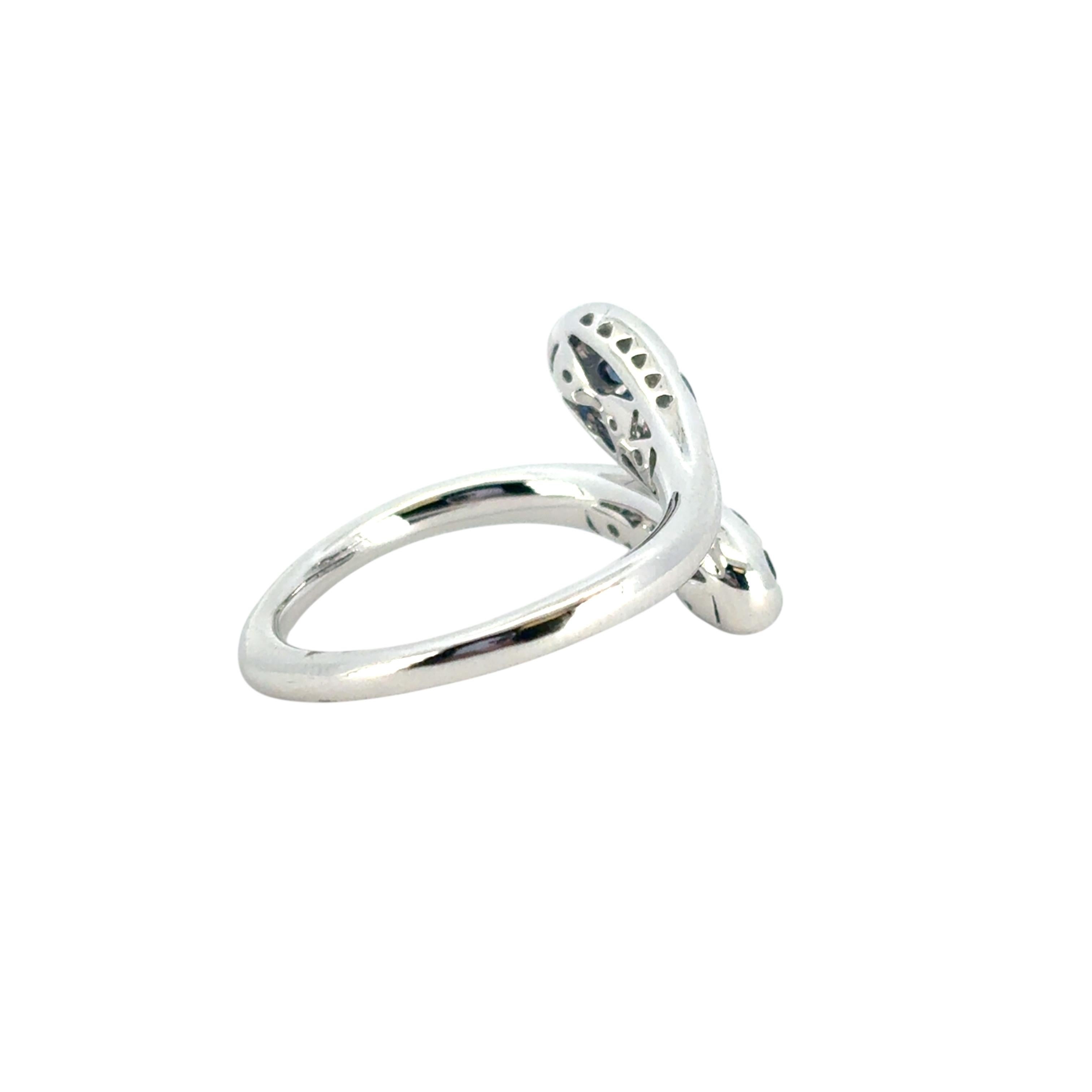 Taglio rotondo Anello a serpente con zaffiro blu e diamante in oro bianco 18 carati in vendita