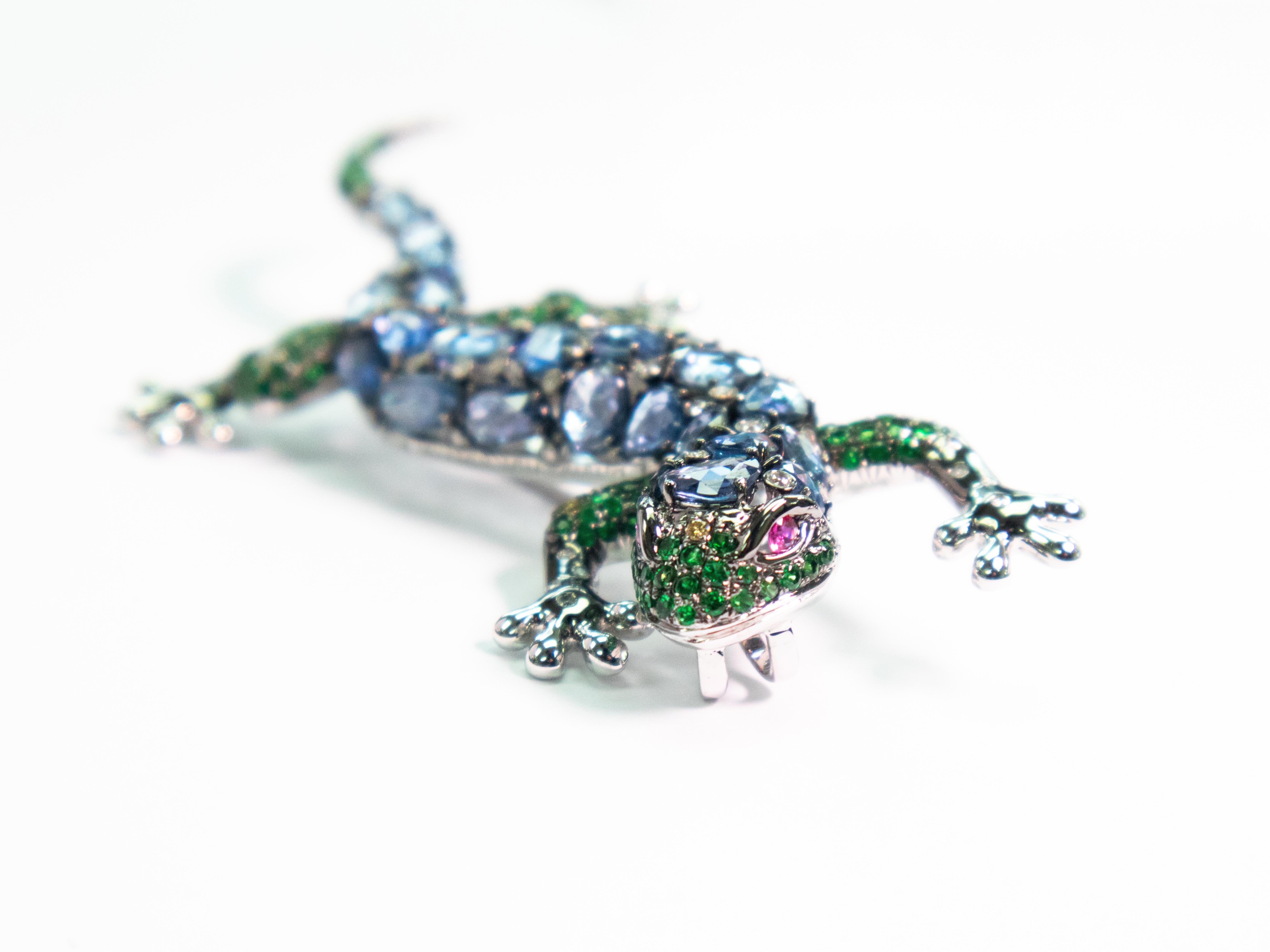 Brilliant Cut 18K White Gold Blue Sapphire and Green Garnet Gecko Brooch For Sale
