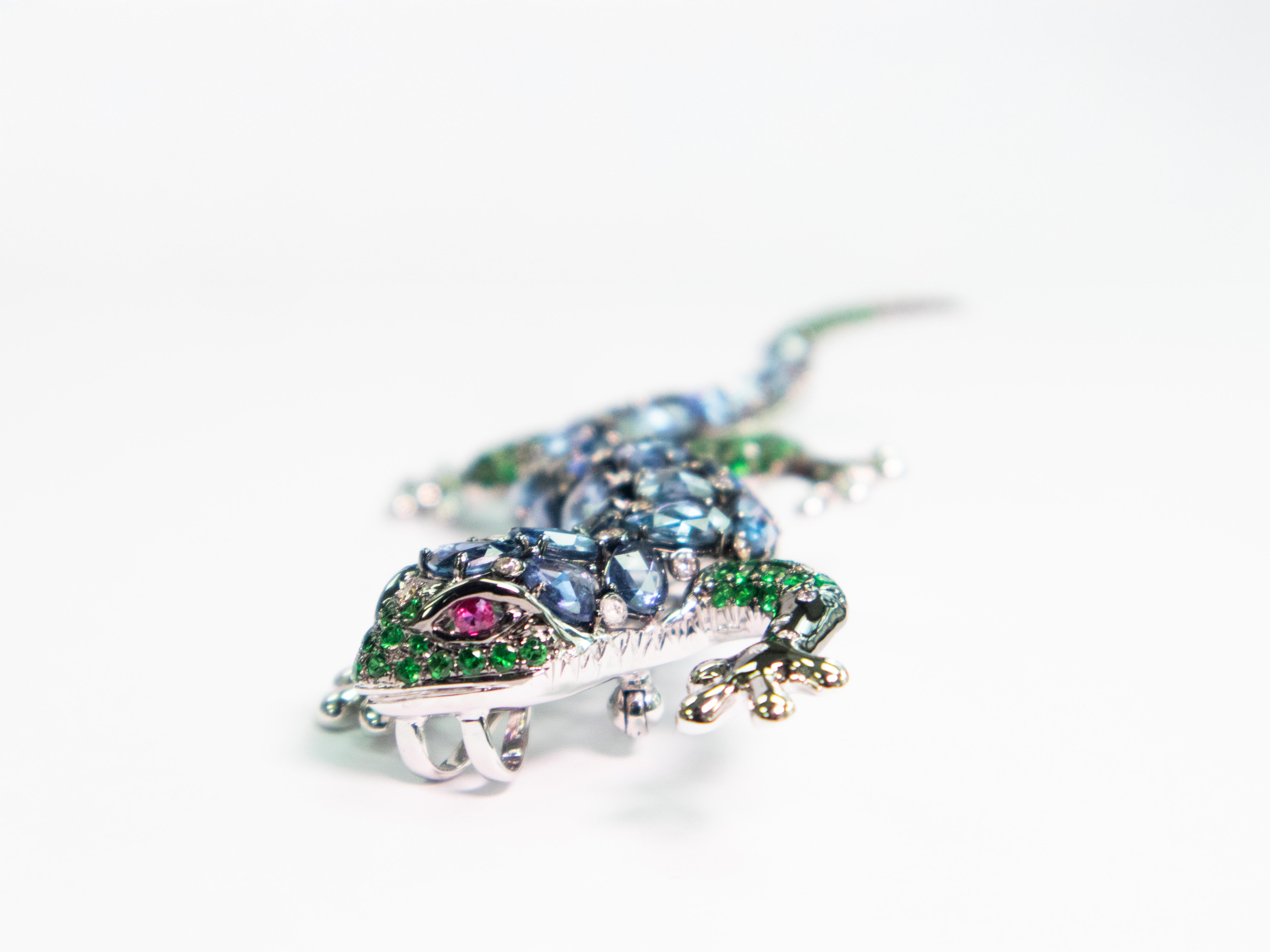 18K White Gold Blue Sapphire and Green Garnet Gecko Brooch In New Condition For Sale In Hong Kong, HK