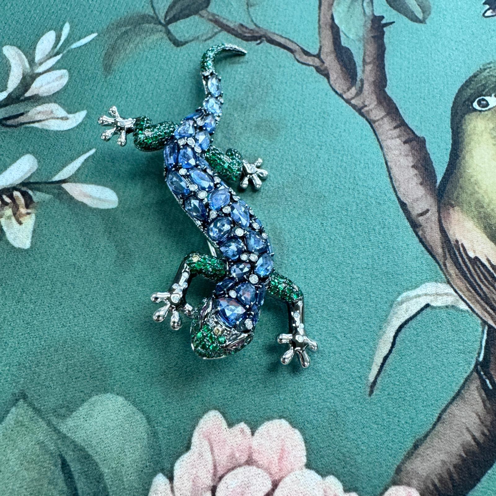 18K White Gold Blue Sapphire and Green Garnet Gecko Brooch For Sale 1