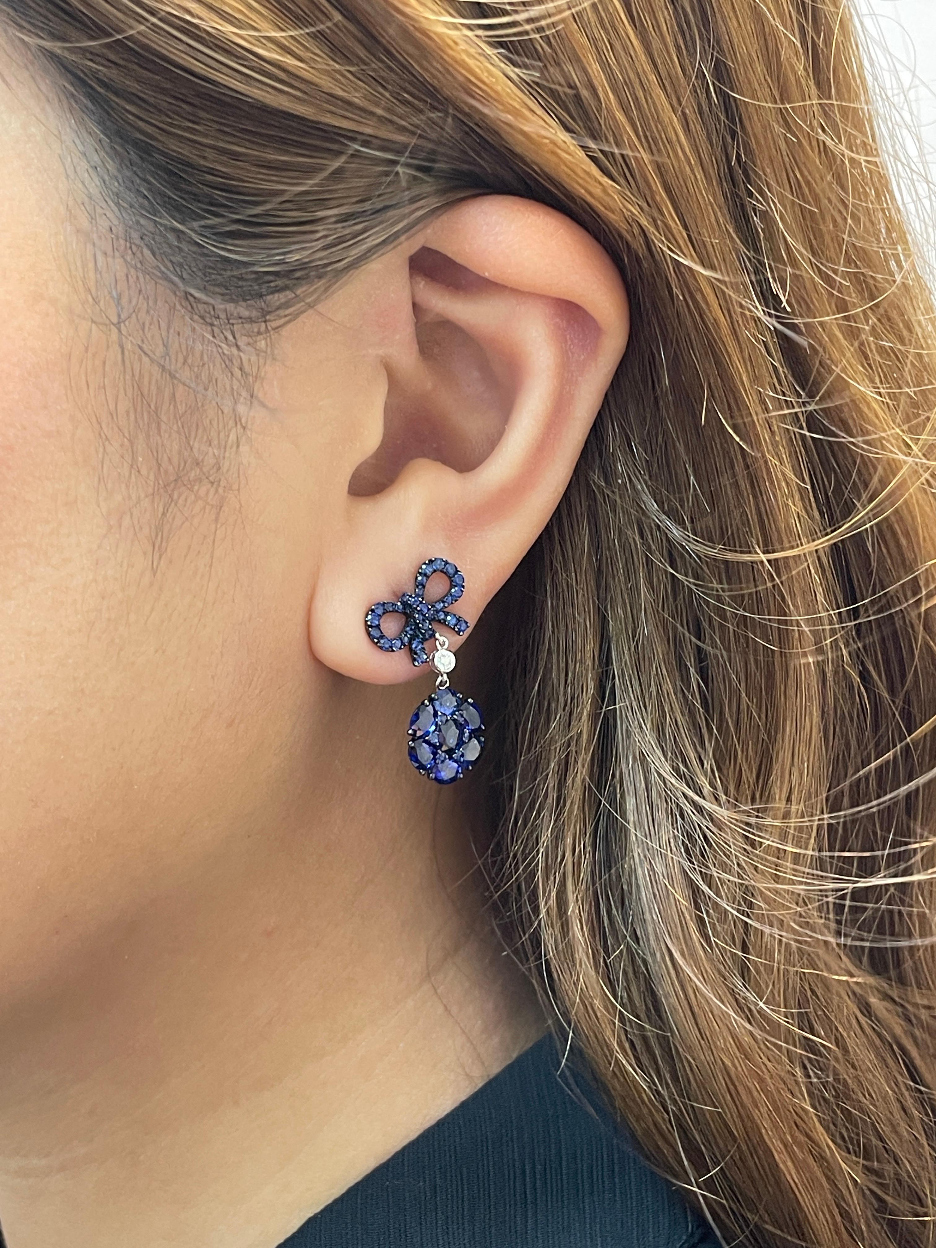 Orecchini a fiore con zaffiro blu in oro bianco 18 carati 4,07 diamanti rotondi in vendita 4