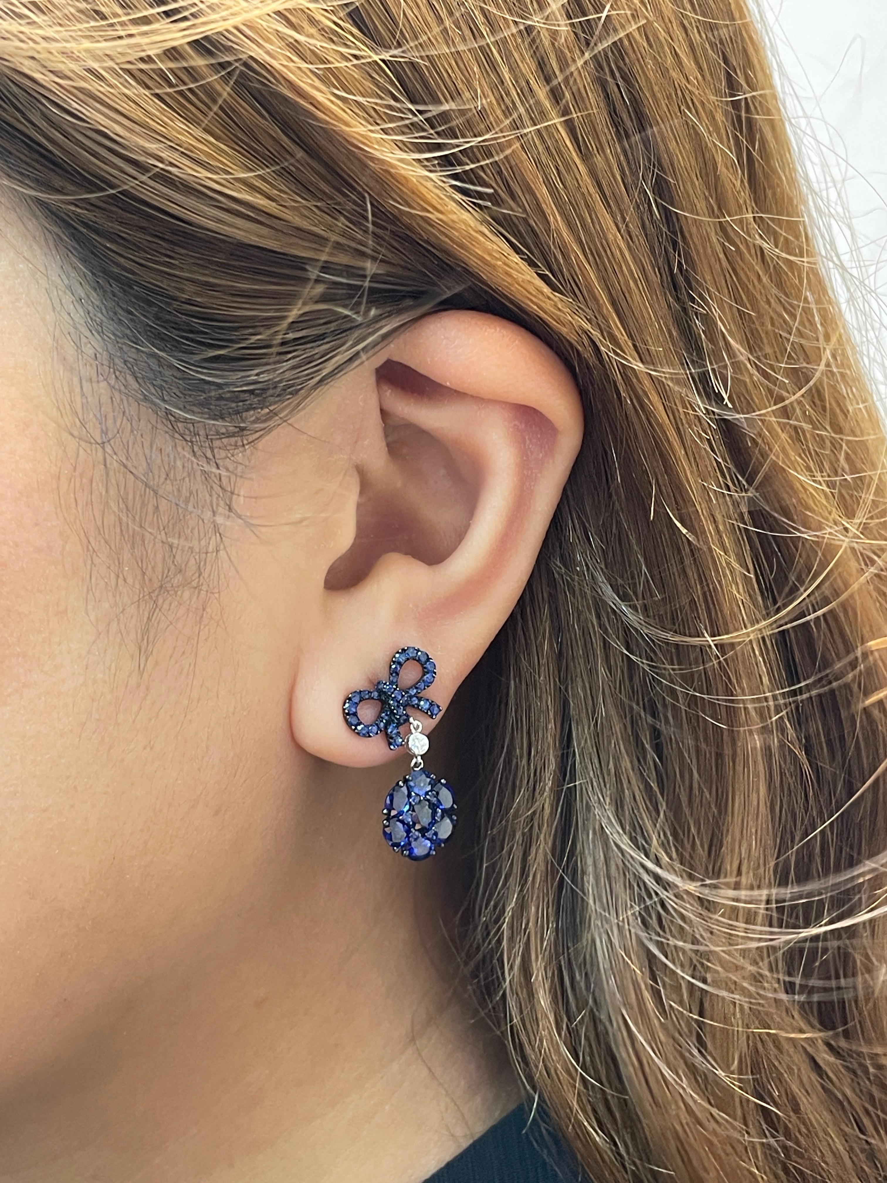 Orecchini a fiore con zaffiro blu in oro bianco 18 carati 4,07 diamanti rotondi in vendita 6