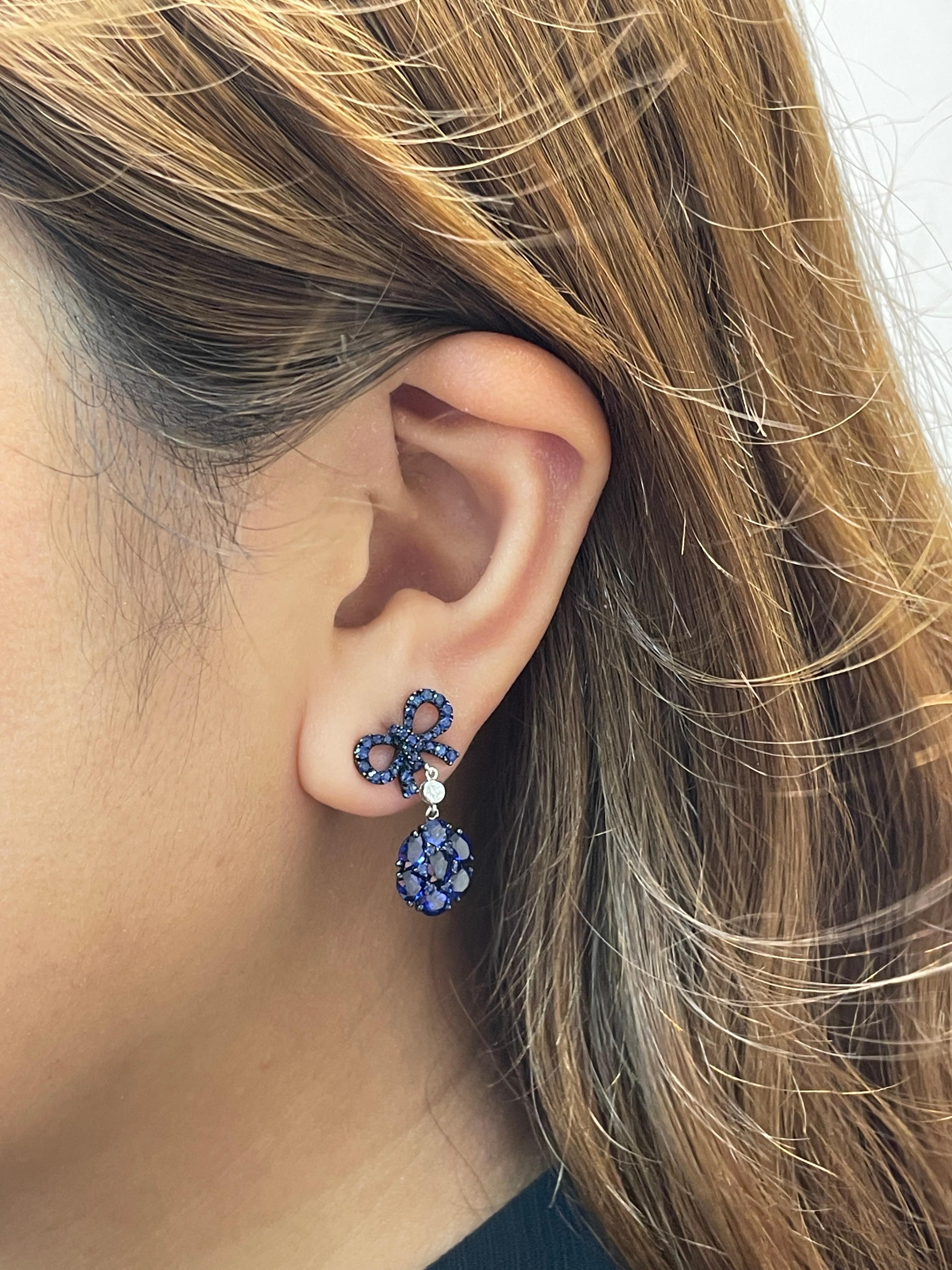 Orecchini a fiore con zaffiro blu in oro bianco 18 carati 4,07 diamanti rotondi in vendita 8