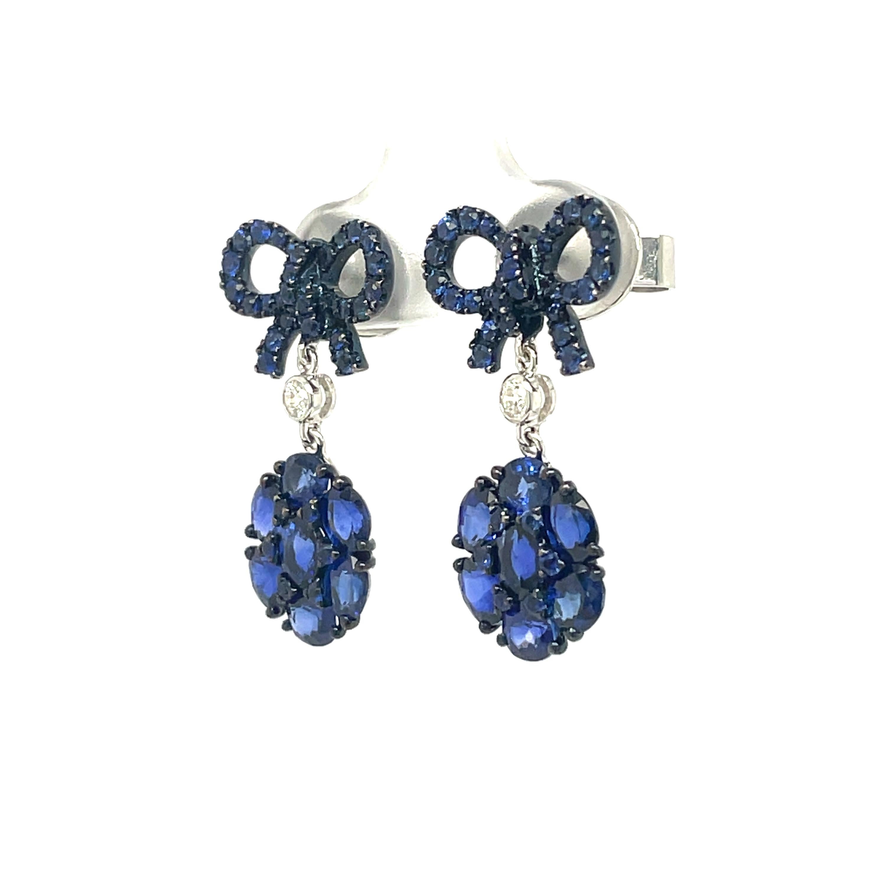 Contemporaneo Orecchini a fiore con zaffiro blu in oro bianco 18 carati 4,07 diamanti rotondi in vendita