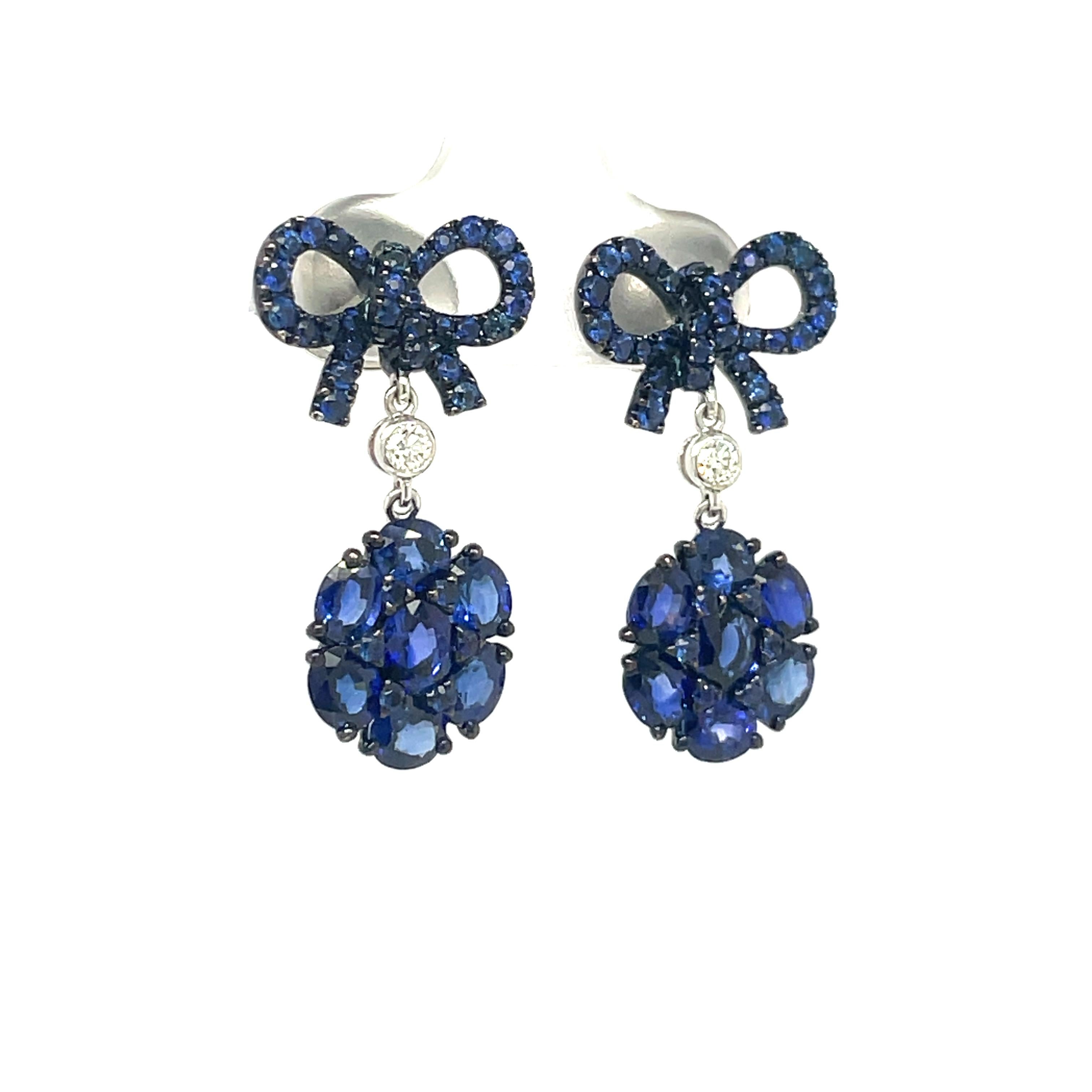 Taglio rotondo Orecchini a fiore con zaffiro blu in oro bianco 18 carati 4,07 diamanti rotondi in vendita