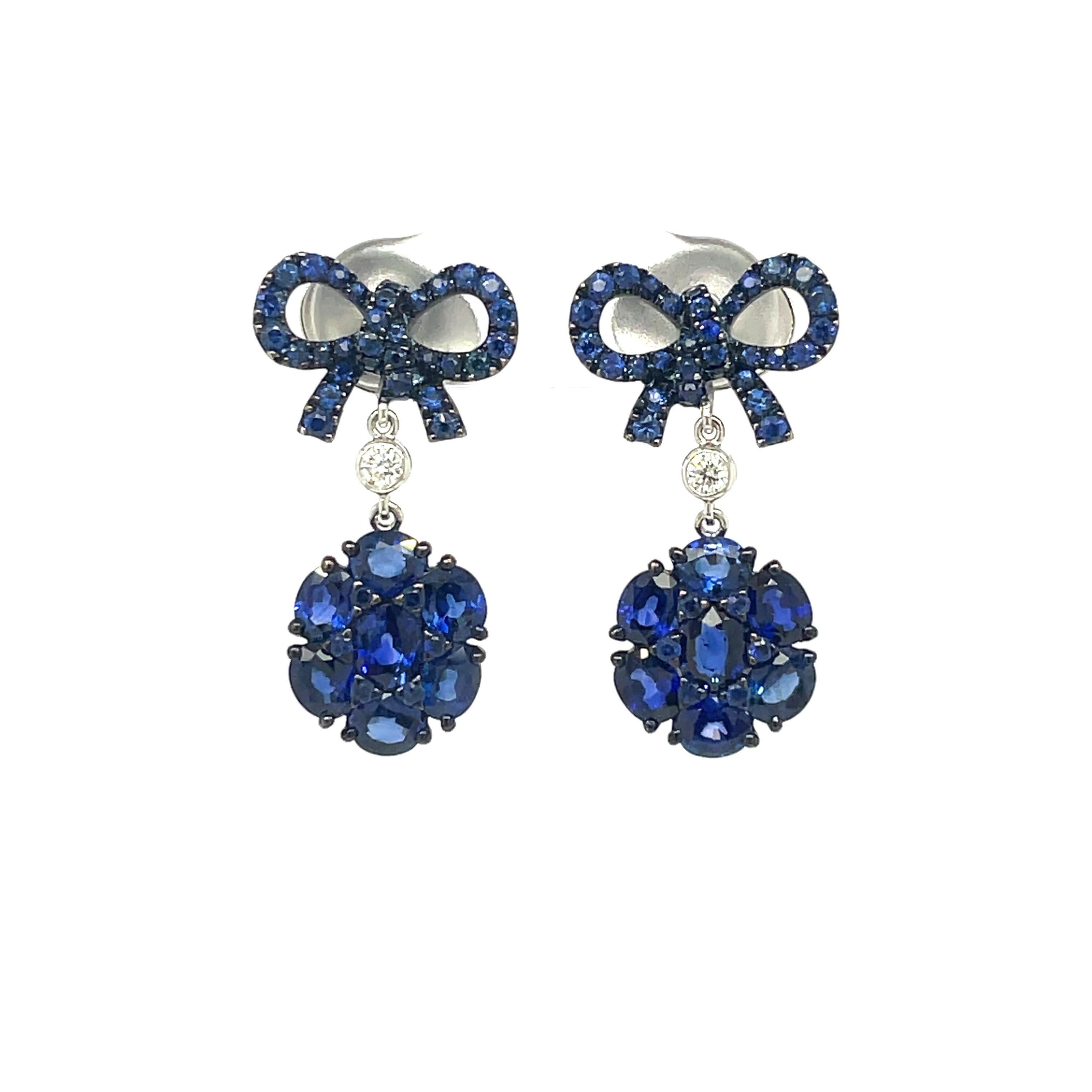 Orecchini a fiore con zaffiro blu in oro bianco 18 carati 4,07 diamanti rotondi In condizioni Nuovo in vendita a Hong Kong, HK