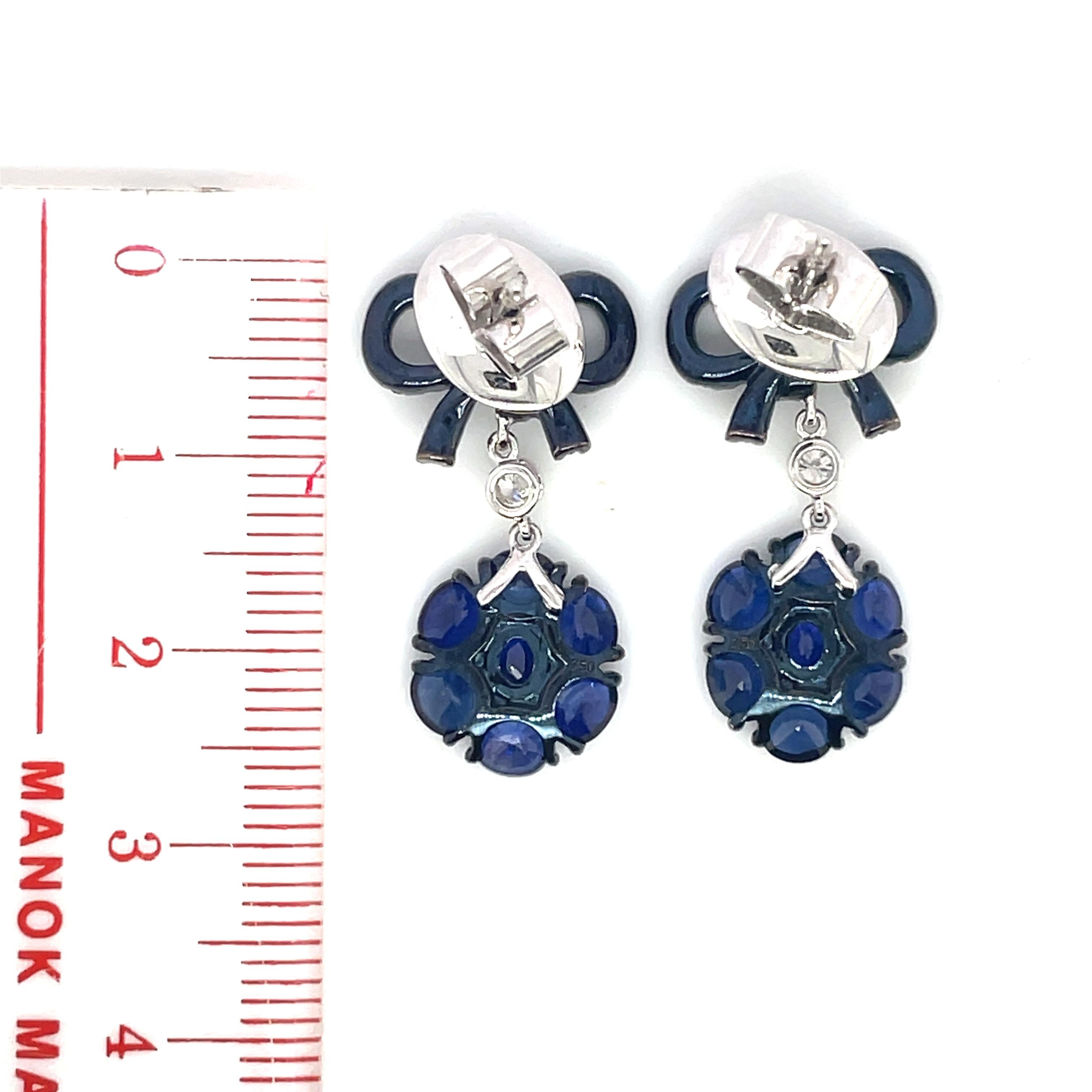 Orecchini a fiore con zaffiro blu in oro bianco 18 carati 4,07 diamanti rotondi in vendita 2