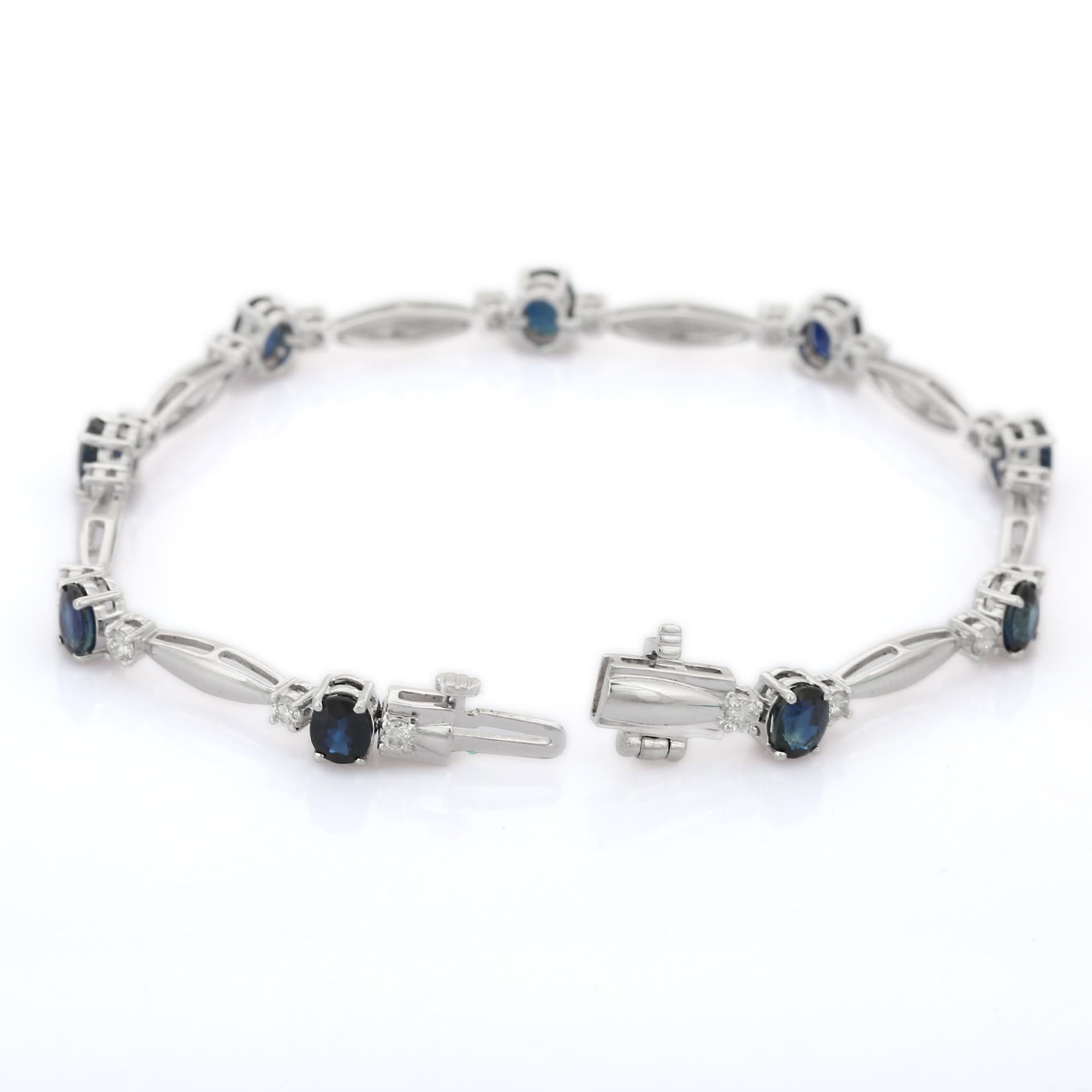 Bracelet en or blanc massif 18 carats avec saphirs bleus et diamants en vente 1