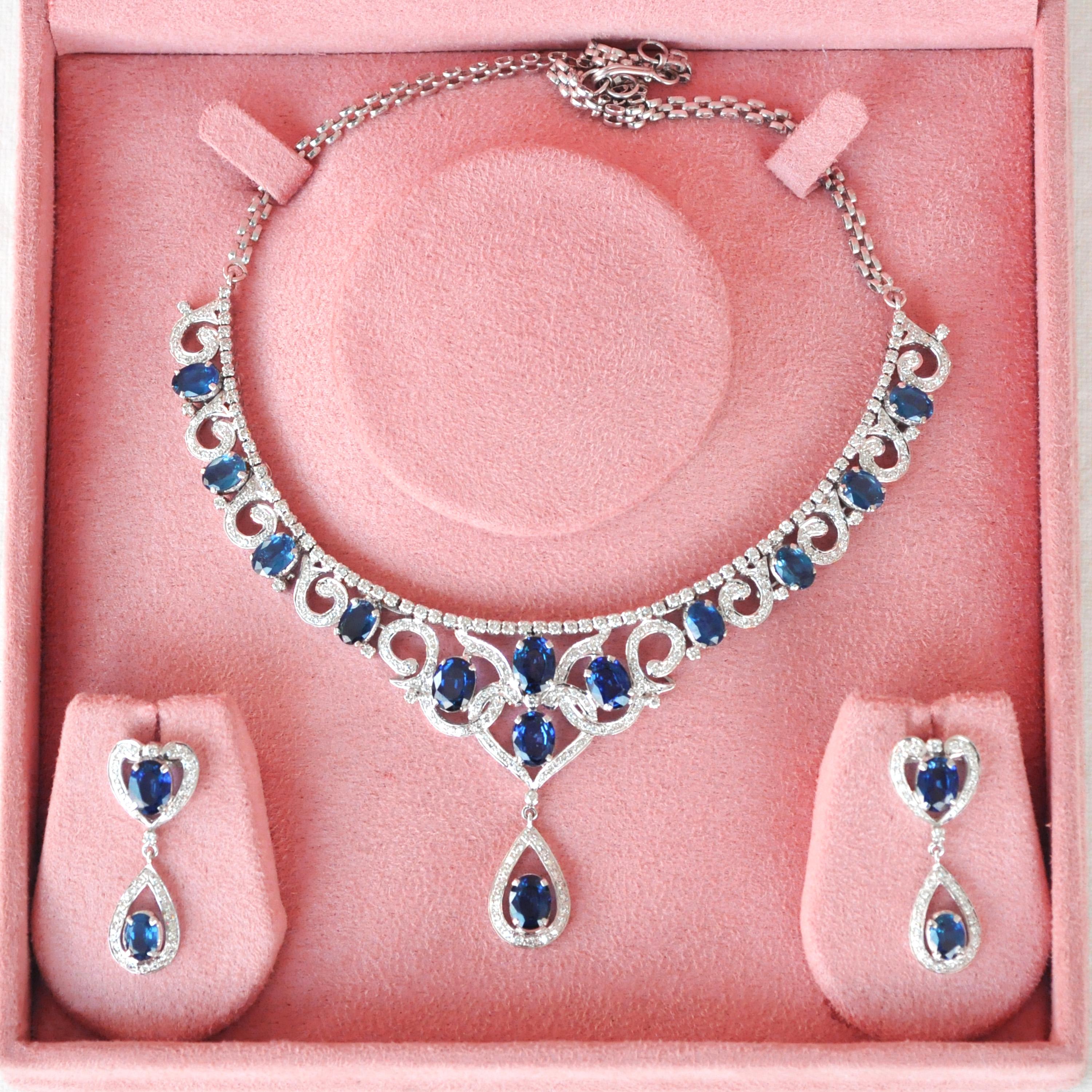 Modern 18K White Gold Blue Sapphire Diamond Classic Necklace Earrings Set For Sale