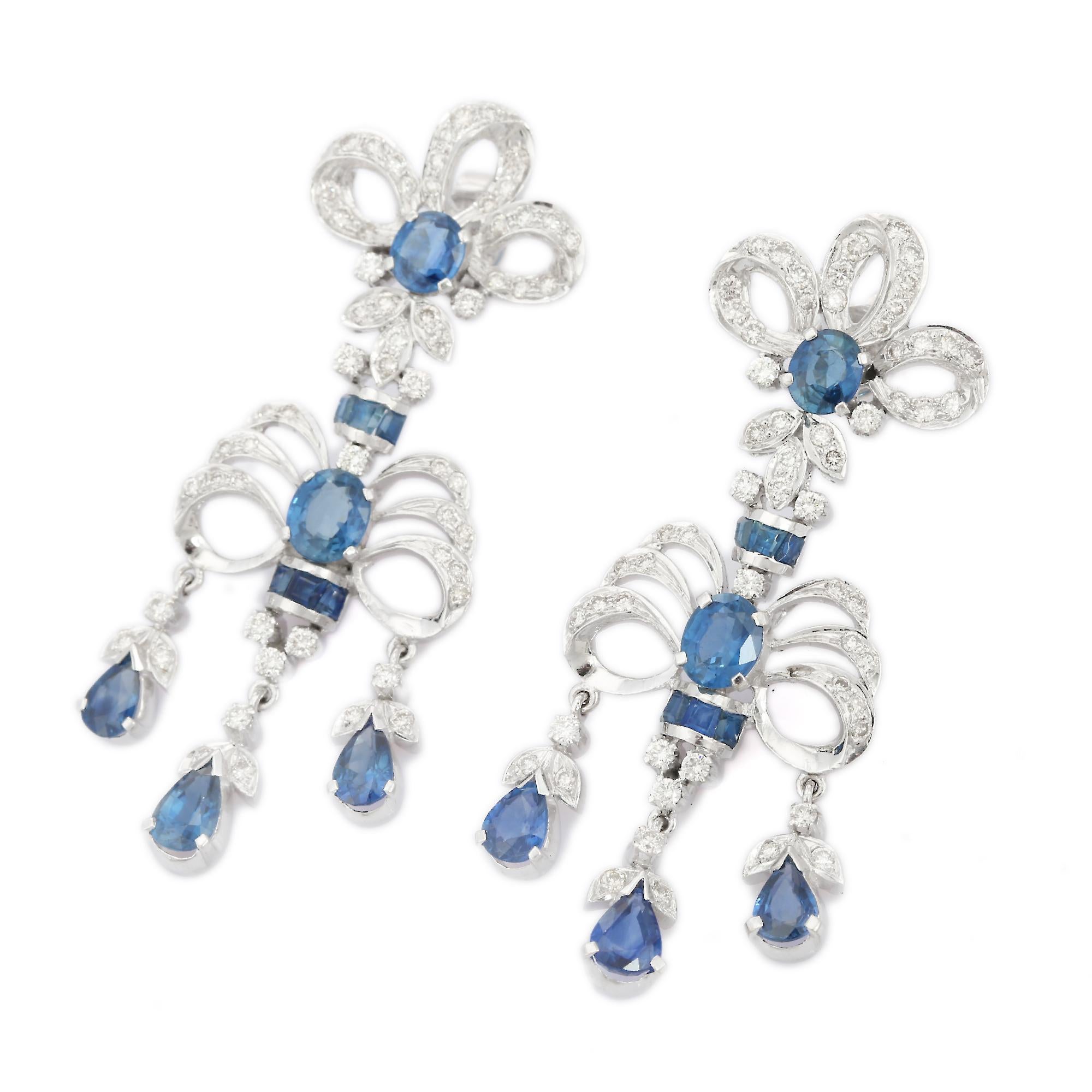Feine Ohrringe mit blauem Saphir und Diamanten aus 18 Karat Gold, um mit Ihrem Look ein Statement zu setzen. Um mit Ihrem Look ein Statement zu setzen, brauchen Sie auffällige Ohrringe, die baumeln. Diese Ohrringe mit Saphiren im Mix-Schliff sorgen