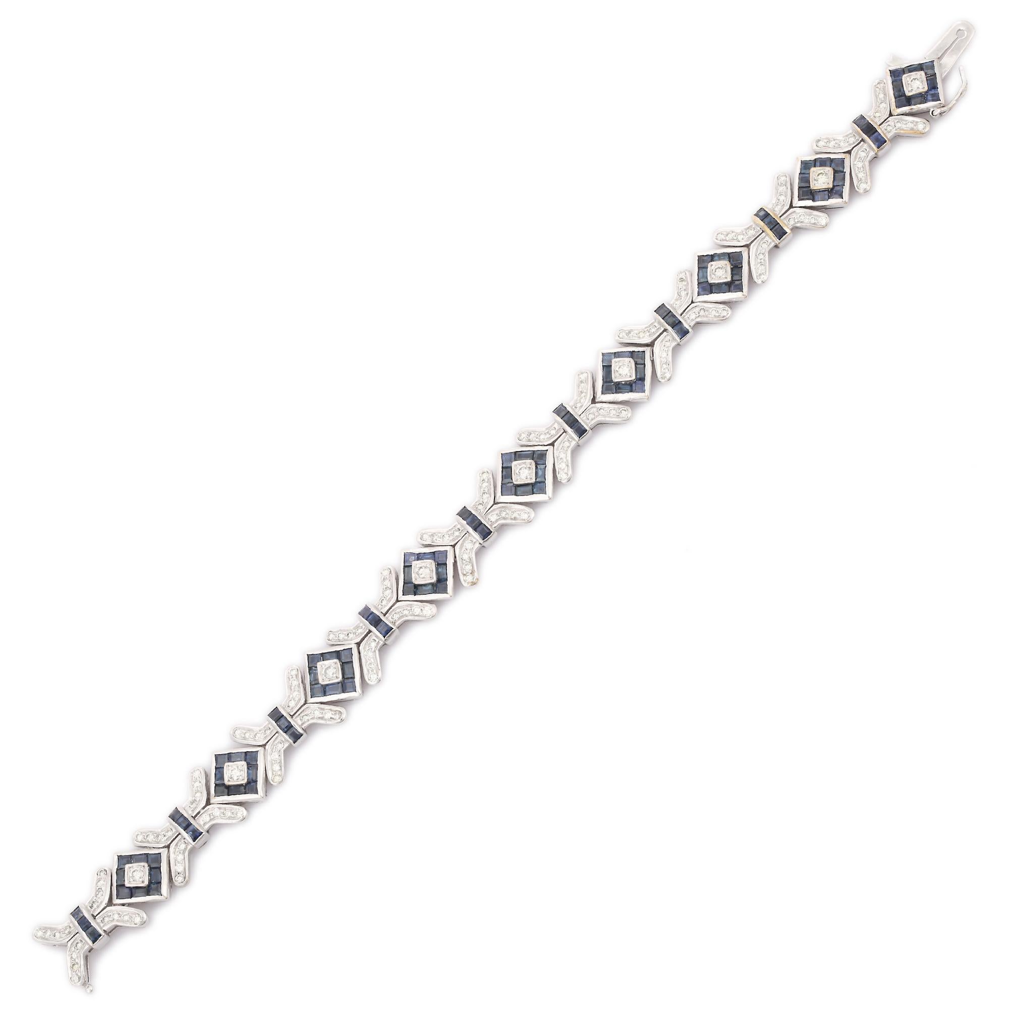 Dieses Armband mit Diamanten und blauem Saphir im Art-Déco-Stil aus 18 Karat Gold präsentiert 99 endlos funkelnde natürliche Saphire mit einem Gewicht von 10,90 Karat und Diamanten mit 2,21 Karat. Es misst 7.5 Zoll in der Länge. 
Der Saphir fördert