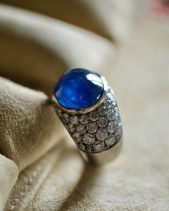 Bague en or blanc 18 carats avec saphir bleu et diamants
