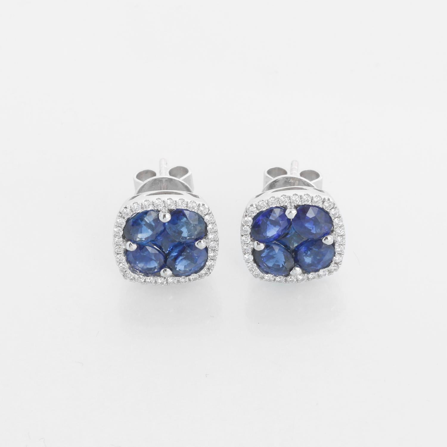 Boucles d'oreilles saphir bleu en or blanc 18K  - Une paire de boucles d'oreilles en or blanc 18 carats comprenant des saphirs bleus d'un poids total d'environ 3,28 carats, entourés de diamants ronds de taille brillant pesant un total de .26 carats.