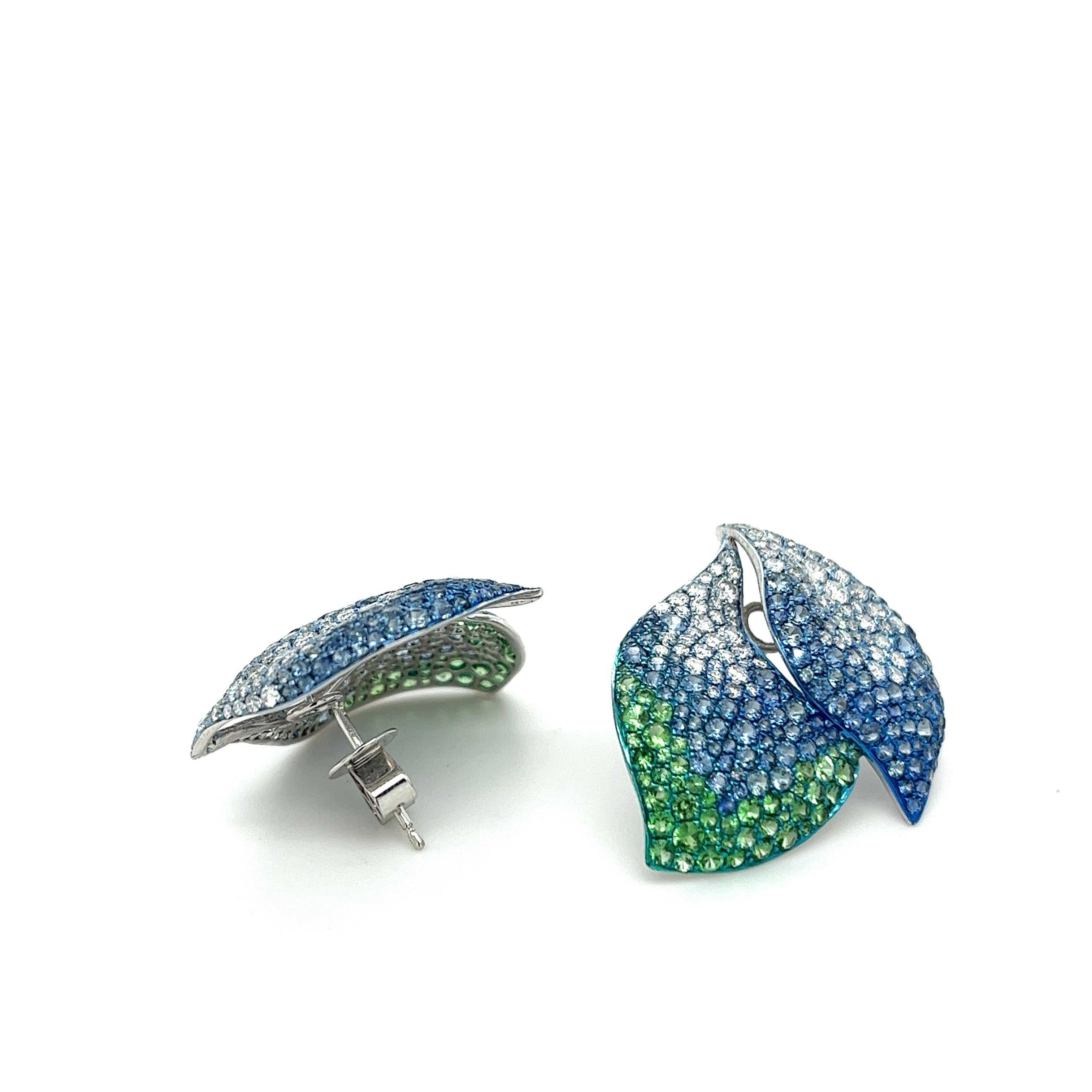 Moderne Boucles d'oreilles en or blanc 18 carats, saphir bleu et grenat vert avec diamants en vente