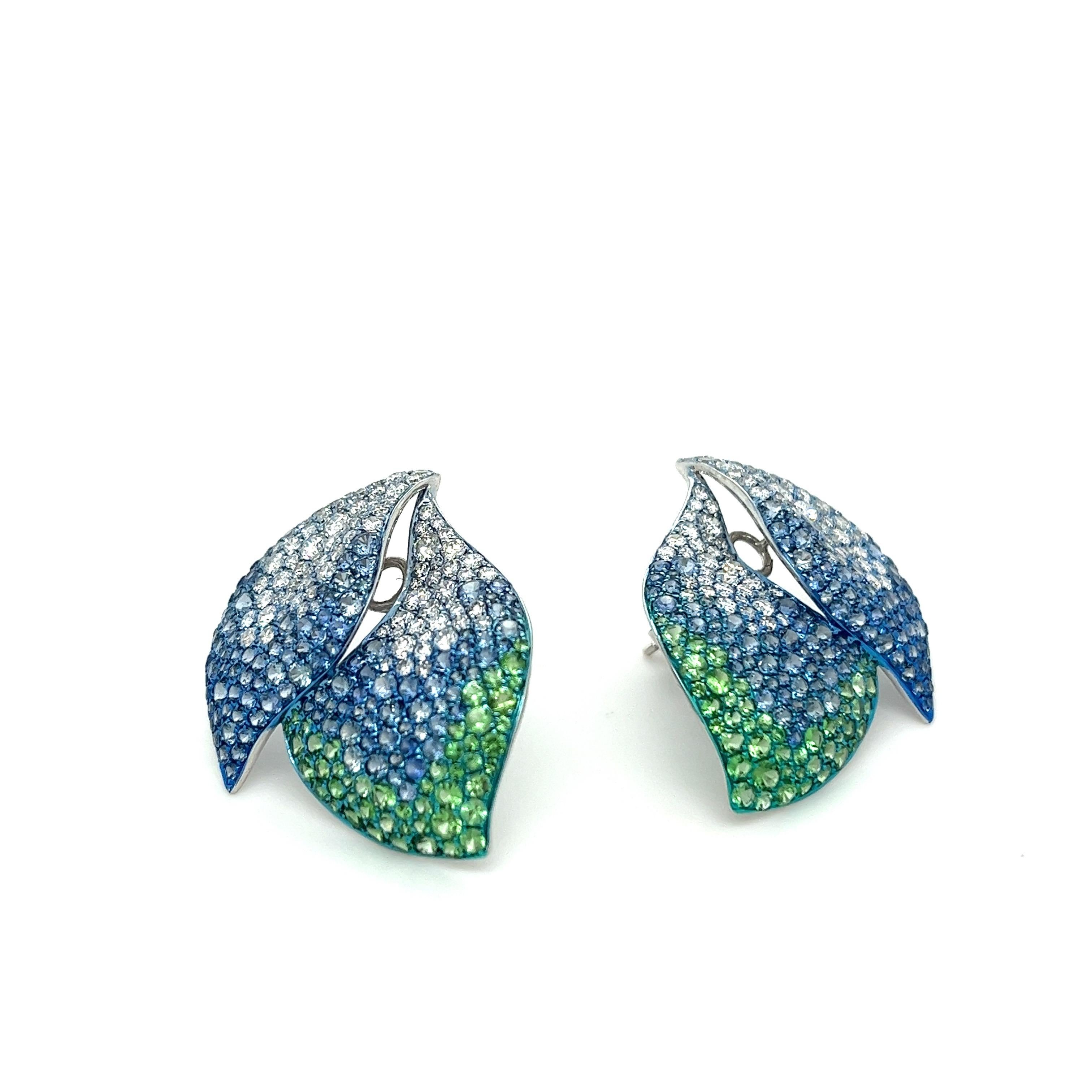 Taille ronde Boucles d'oreilles en or blanc 18 carats, saphir bleu et grenat vert avec diamants en vente