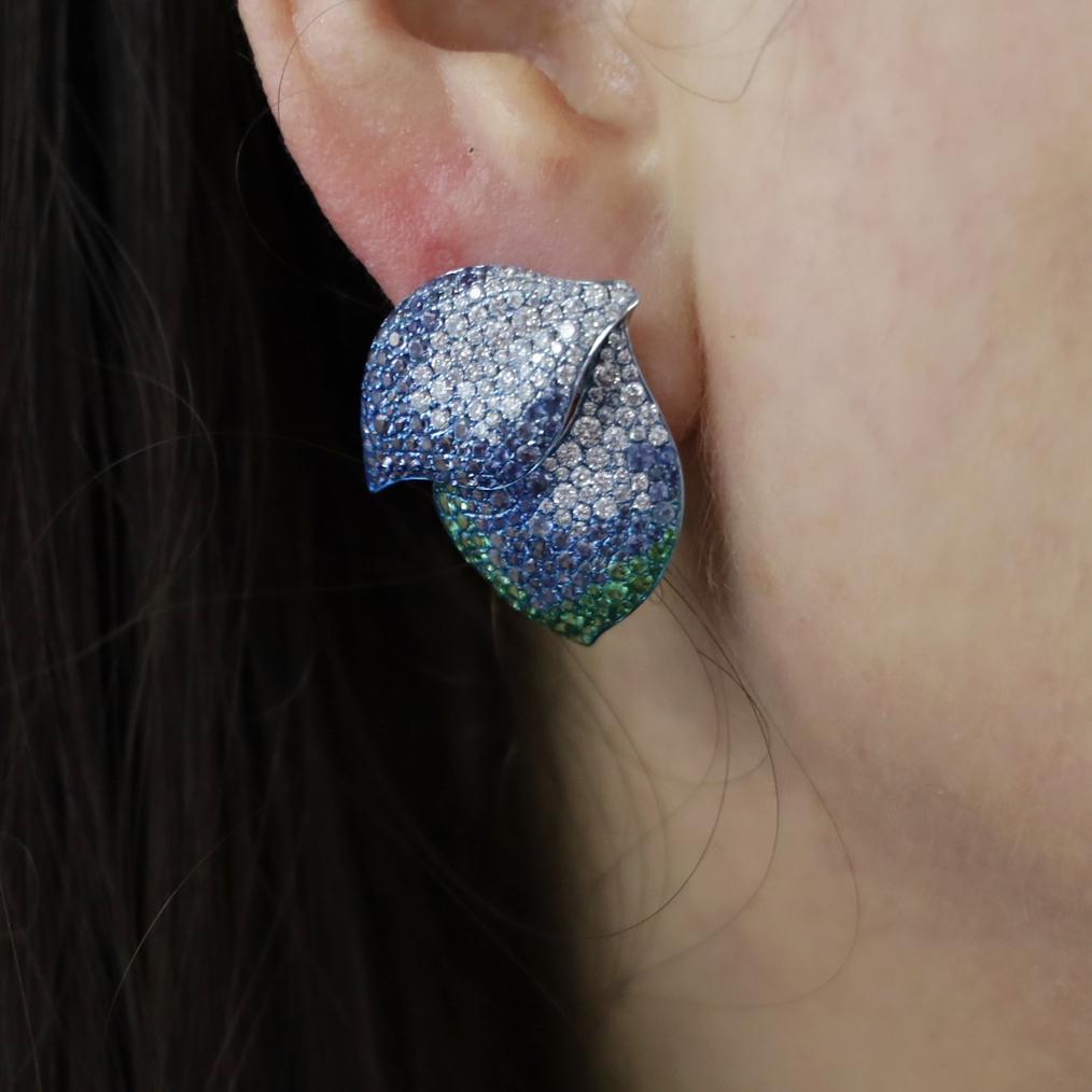 Boucles d'oreilles en or blanc 18 carats, saphir bleu et grenat vert avec diamants Neuf - En vente à Hong Kong, HK