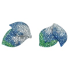 Boucles d'oreilles en or blanc 18 carats, saphir bleu et grenat vert avec diamants