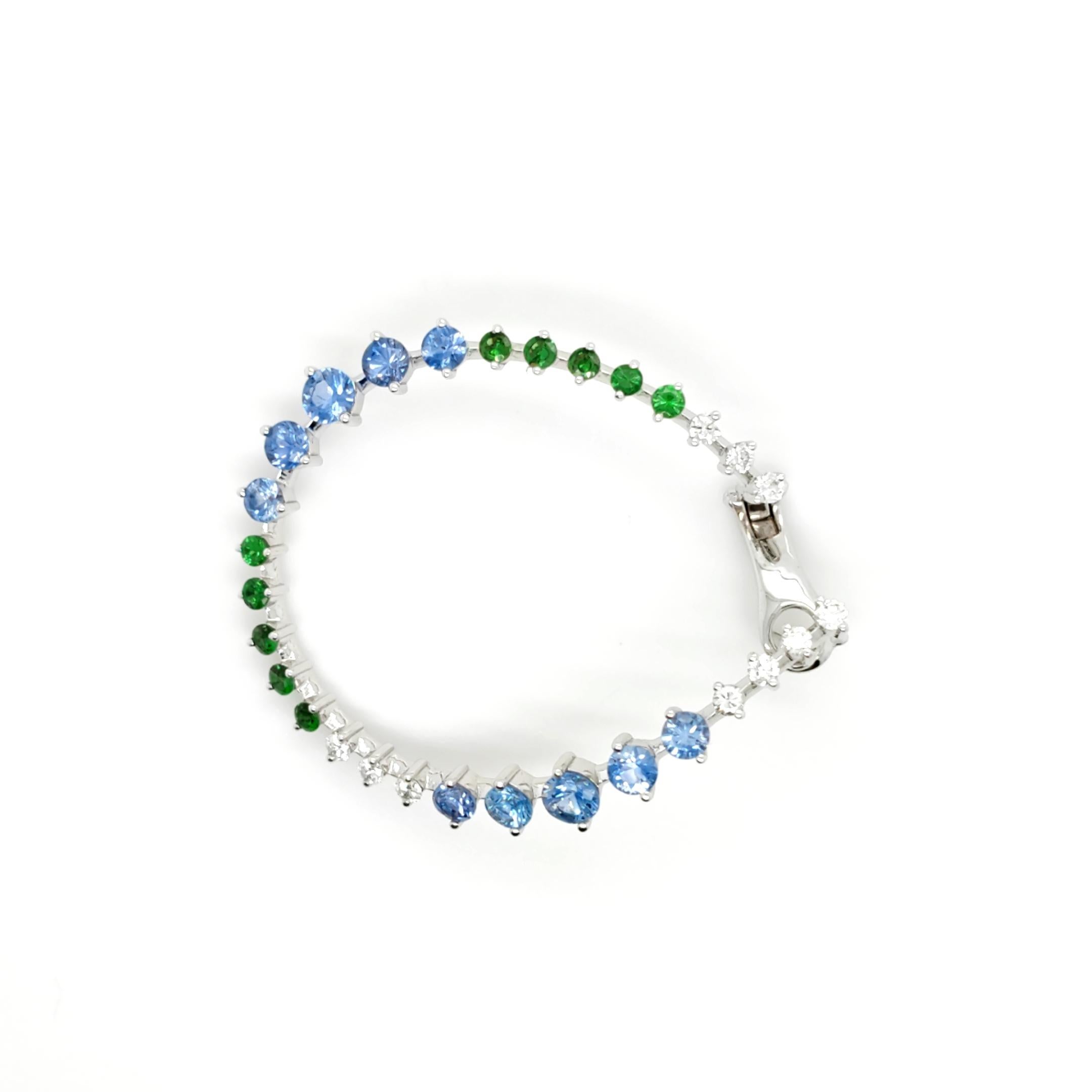 Taille ronde Créoles en or blanc 18 carats avec saphir bleu, grenat vert et diamants en vente