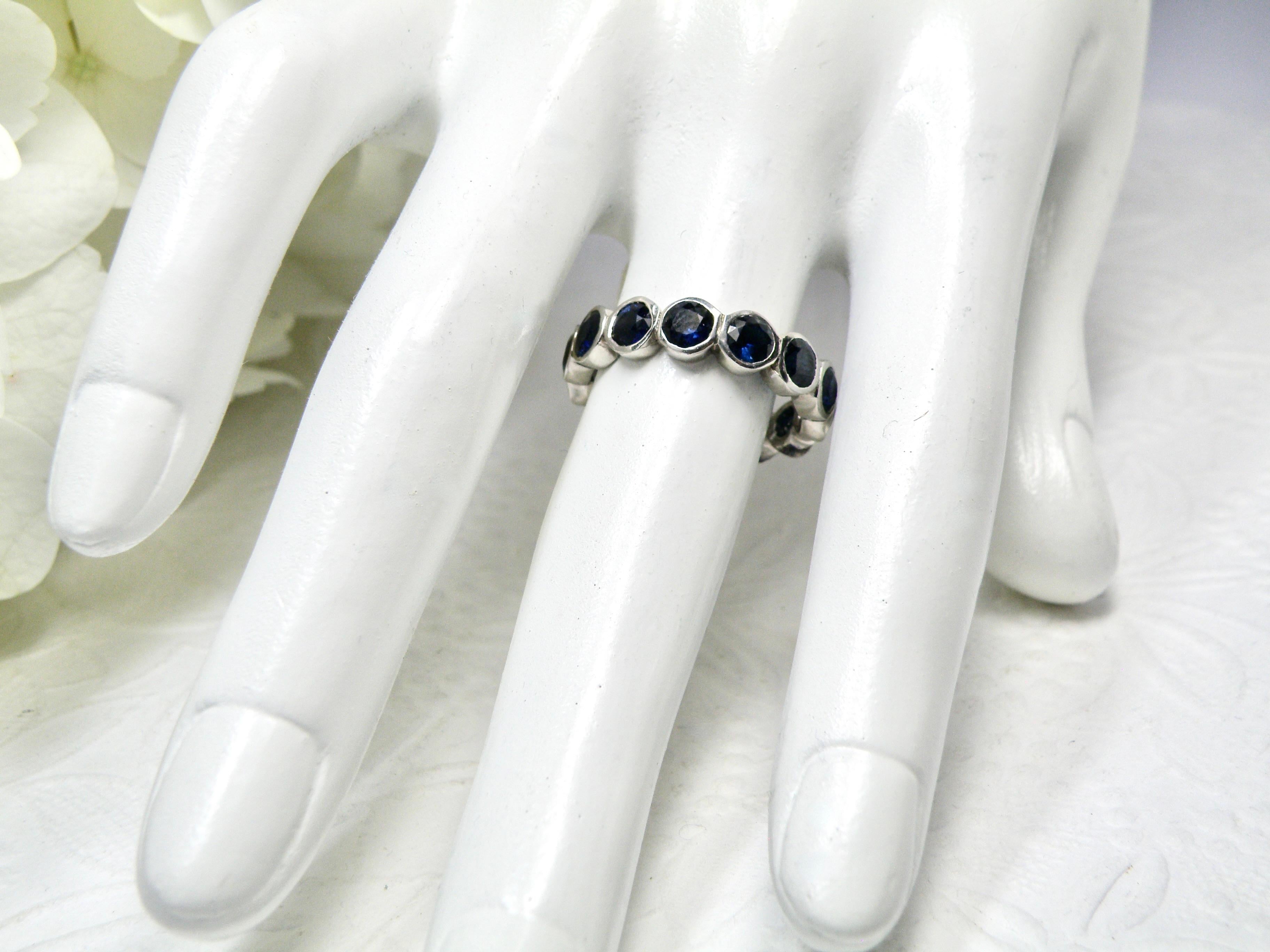 18k white gold, 1.40 carats blue sapphire infinity band ring.