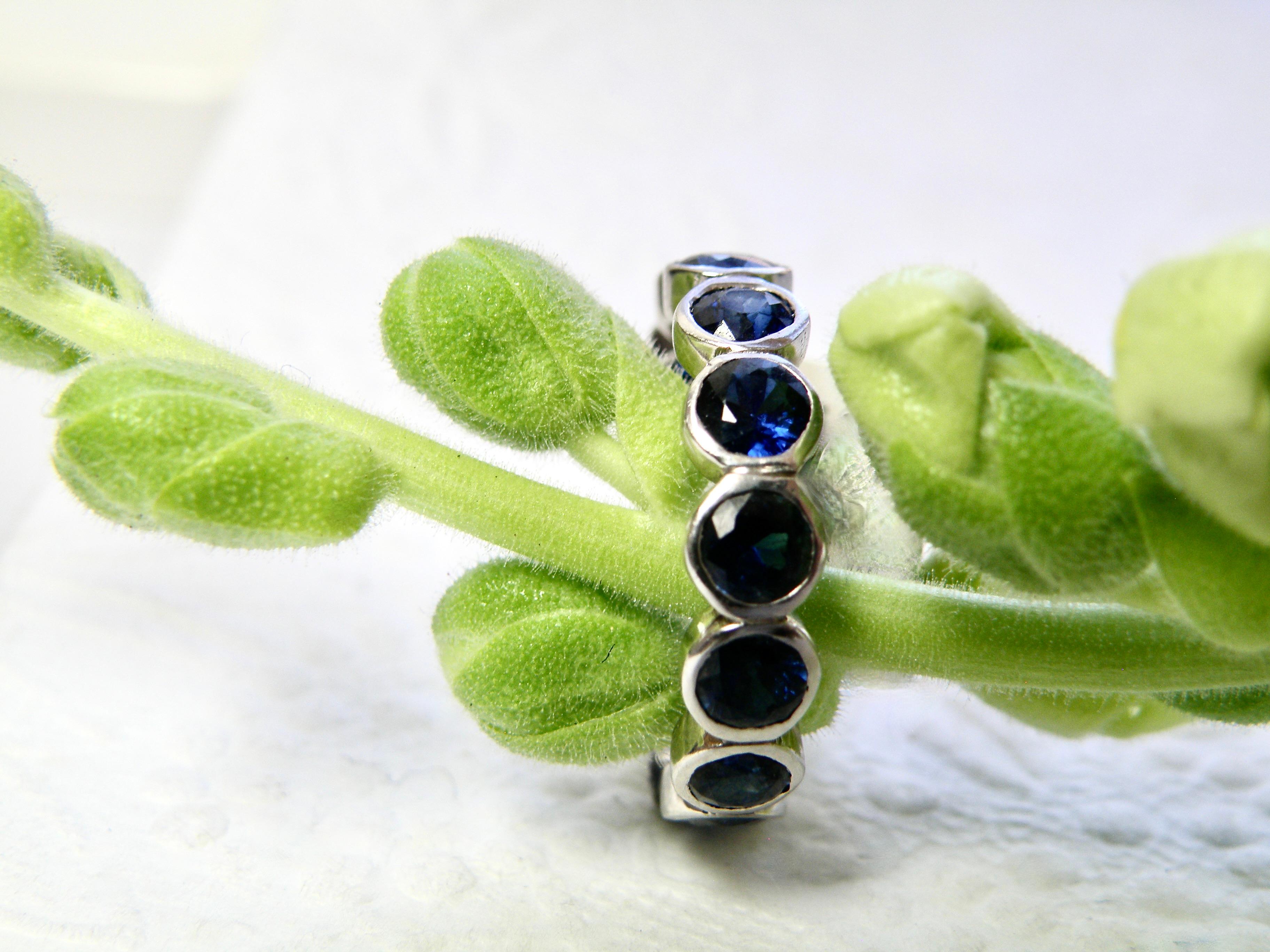 18k white gold blue sapphire infinity band (Zeitgenössisch) im Angebot