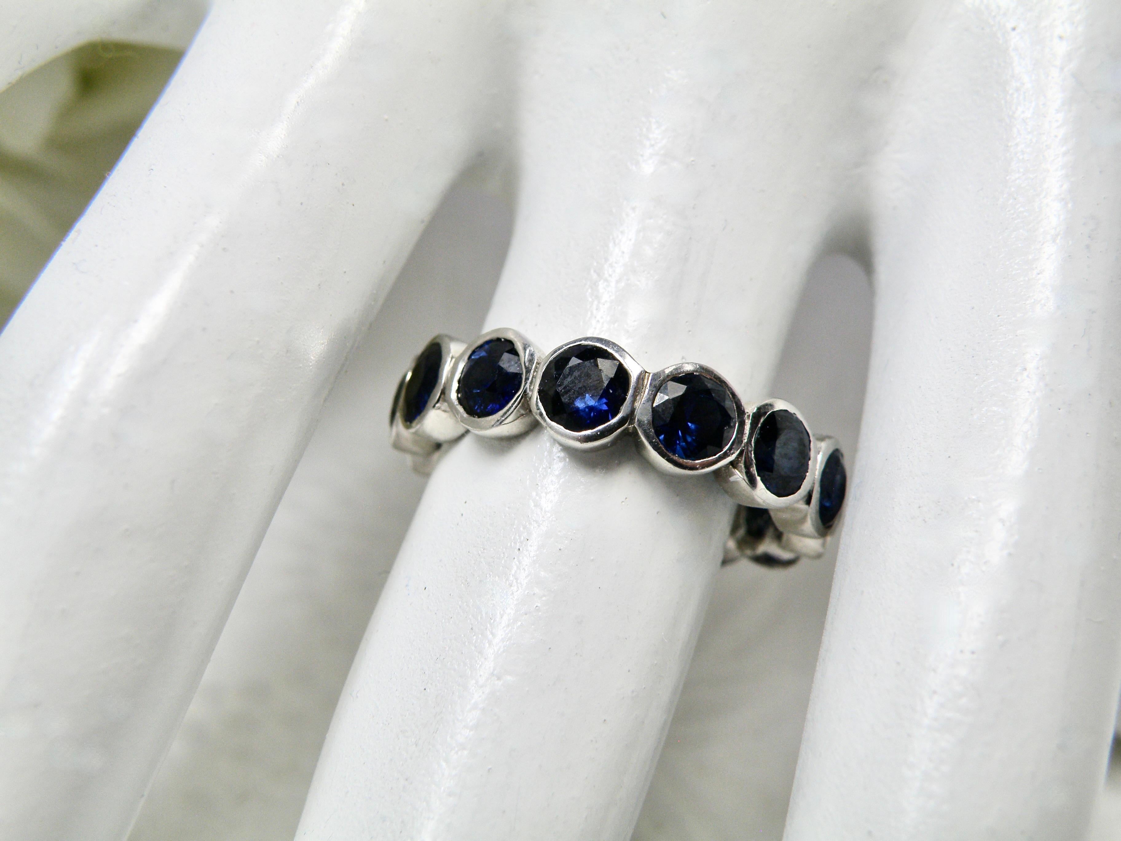18k white gold blue sapphire infinity band im Zustand „Neu“ im Angebot in Cohasset, MA