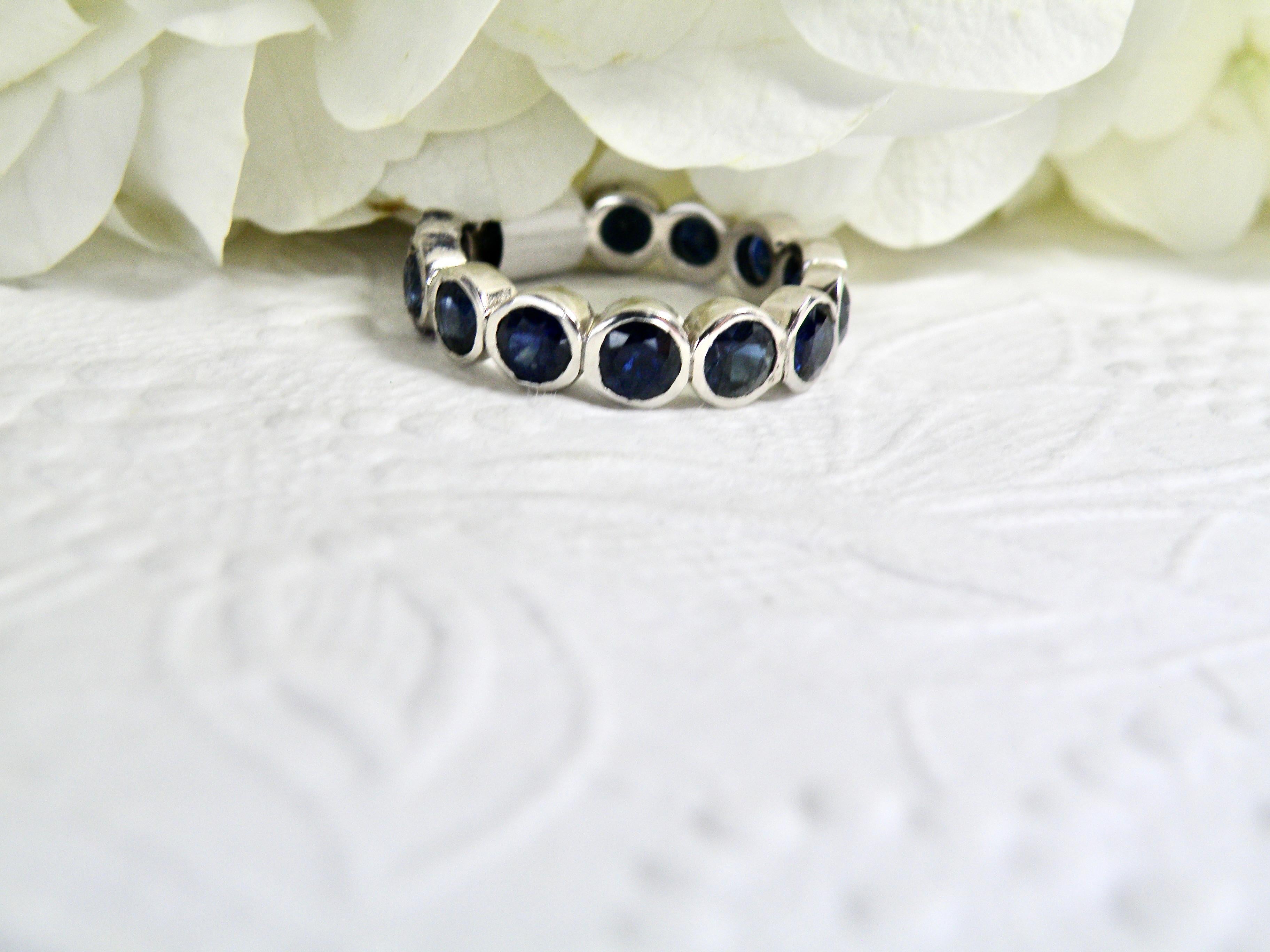 18k white gold blue sapphire infinity band für Damen oder Herren im Angebot