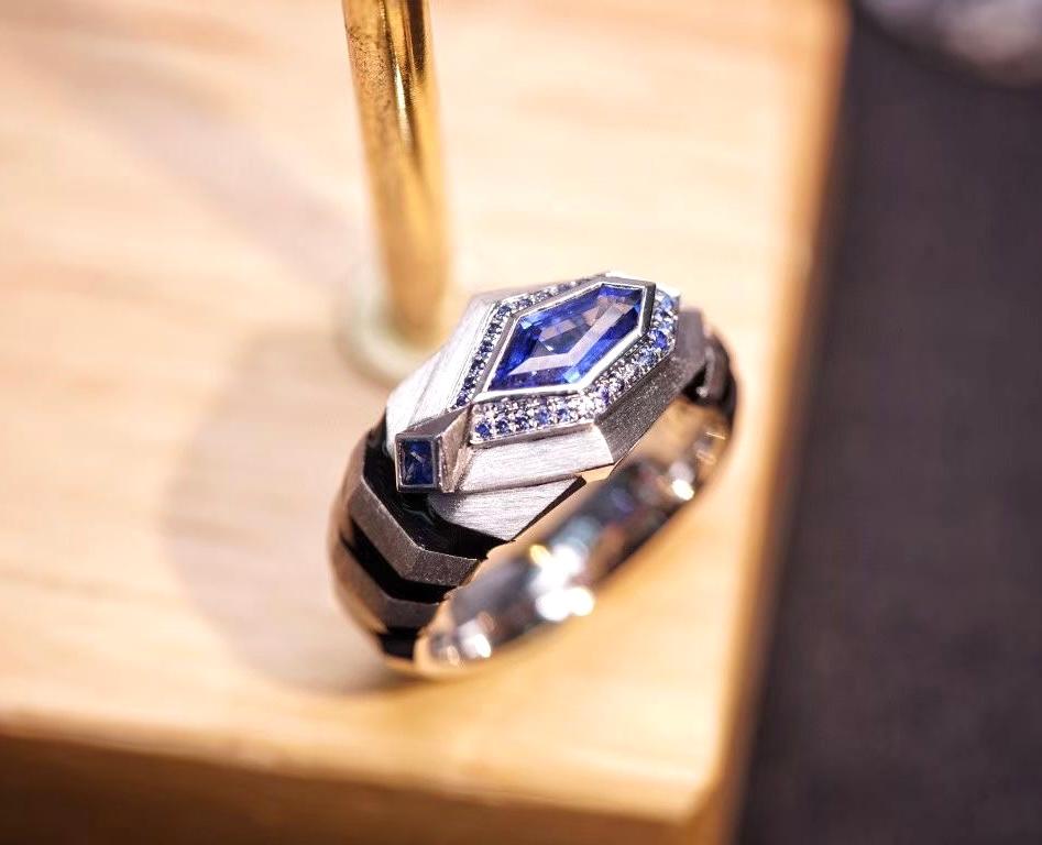 18K White Gold Blue Sapphire & Onyx Snake Year Ring

1 Natural Blue Sapphire - 1.01 CT
Round Diamonds & Sapphires
Total Weight - 9.21 GM