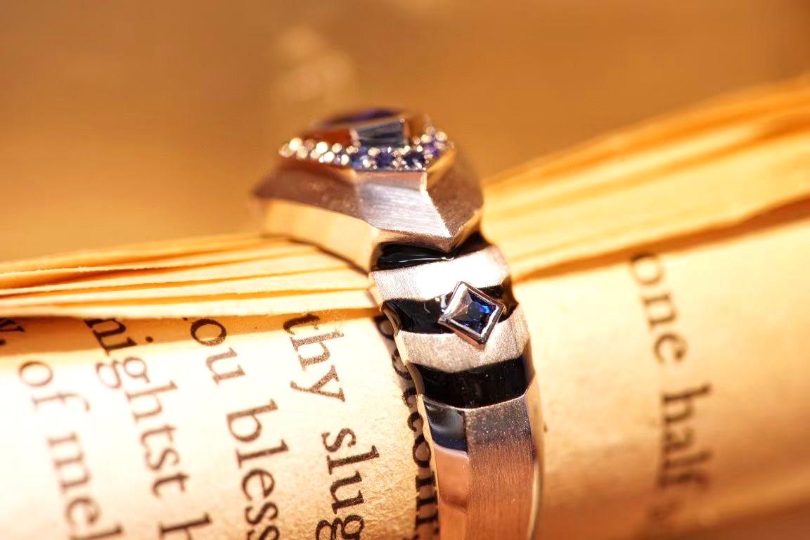 Round Cut 18K White Gold Blue Sapphire & Onyx Snake Year Ring For Sale