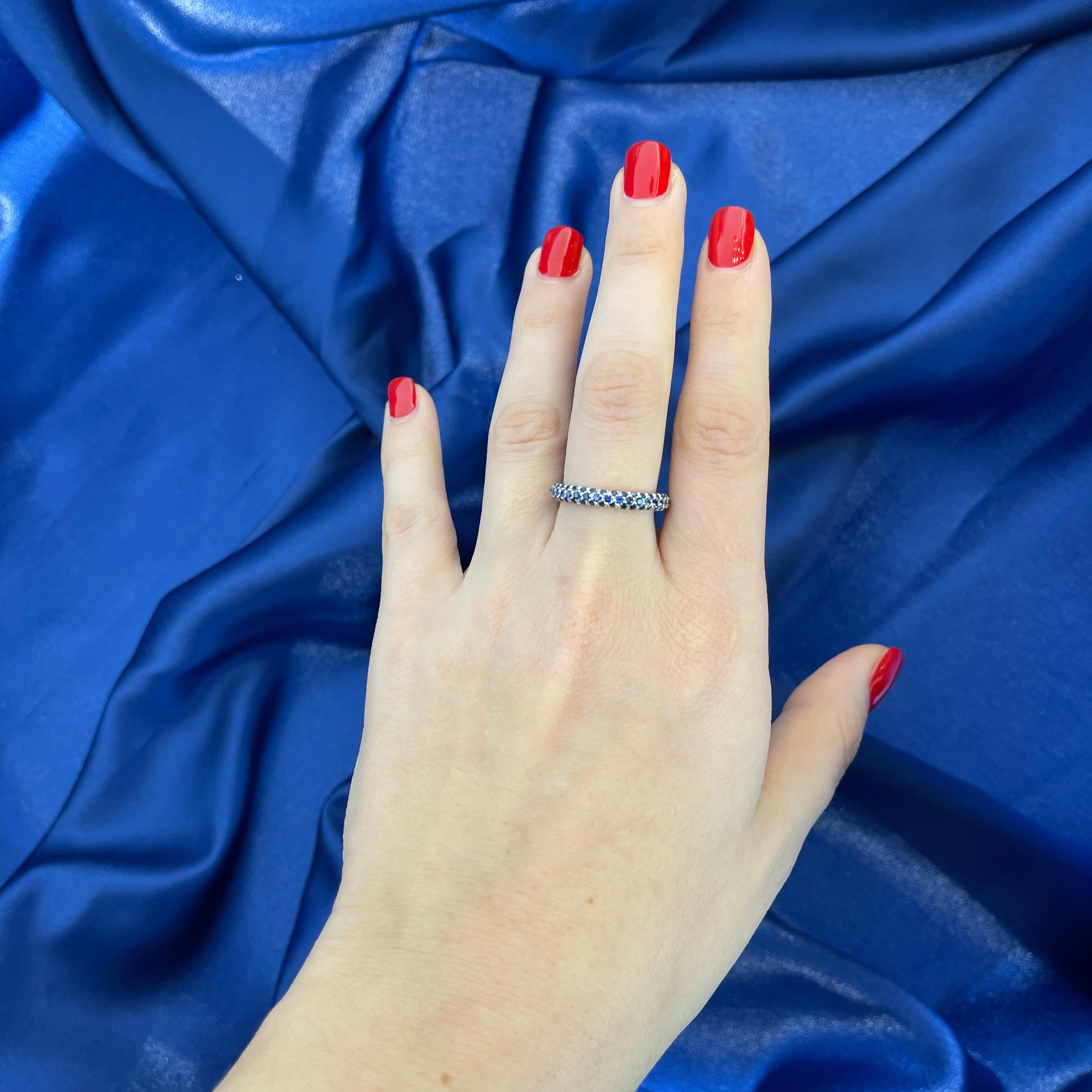 Brilliant Cut 18K White Gold Blue Sapphire Pavé Band Ring For Sale