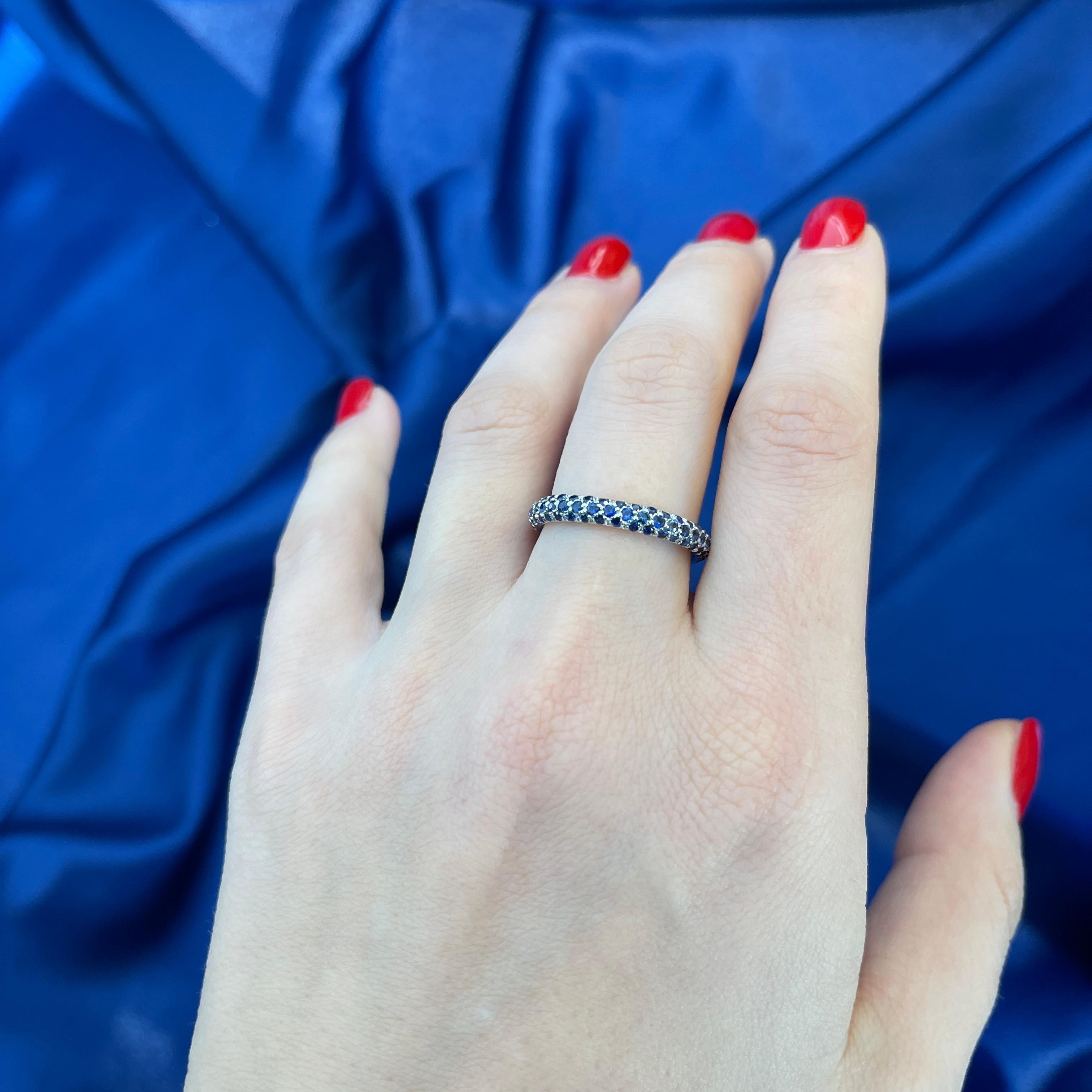 18K White Gold Blue Sapphire Pavé Band Ring In New Condition For Sale In Bergamo, BG