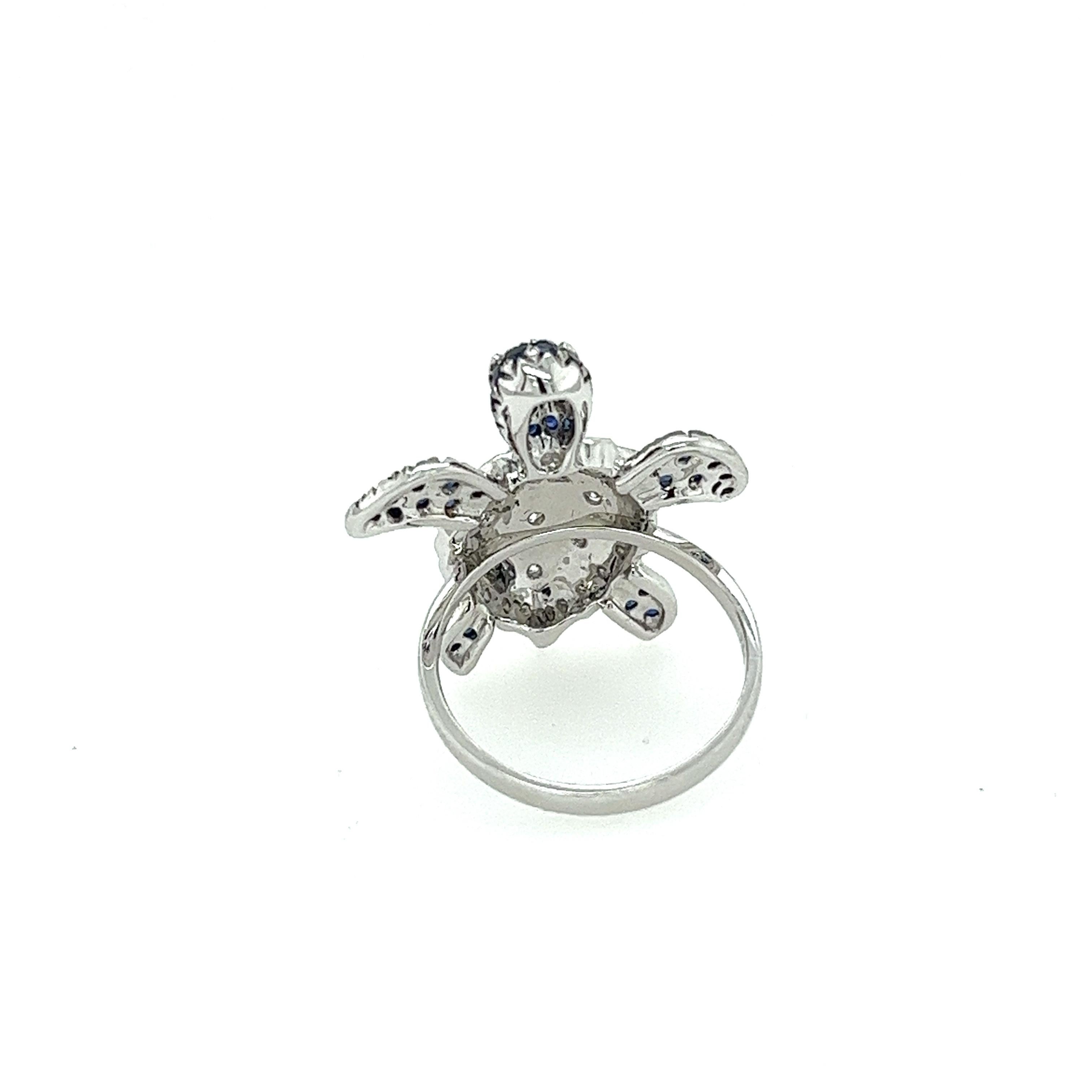 18K White Gold Blue Sapphire Turtle Ring with Diamonds In New Condition For Sale In Hong Kong, HK