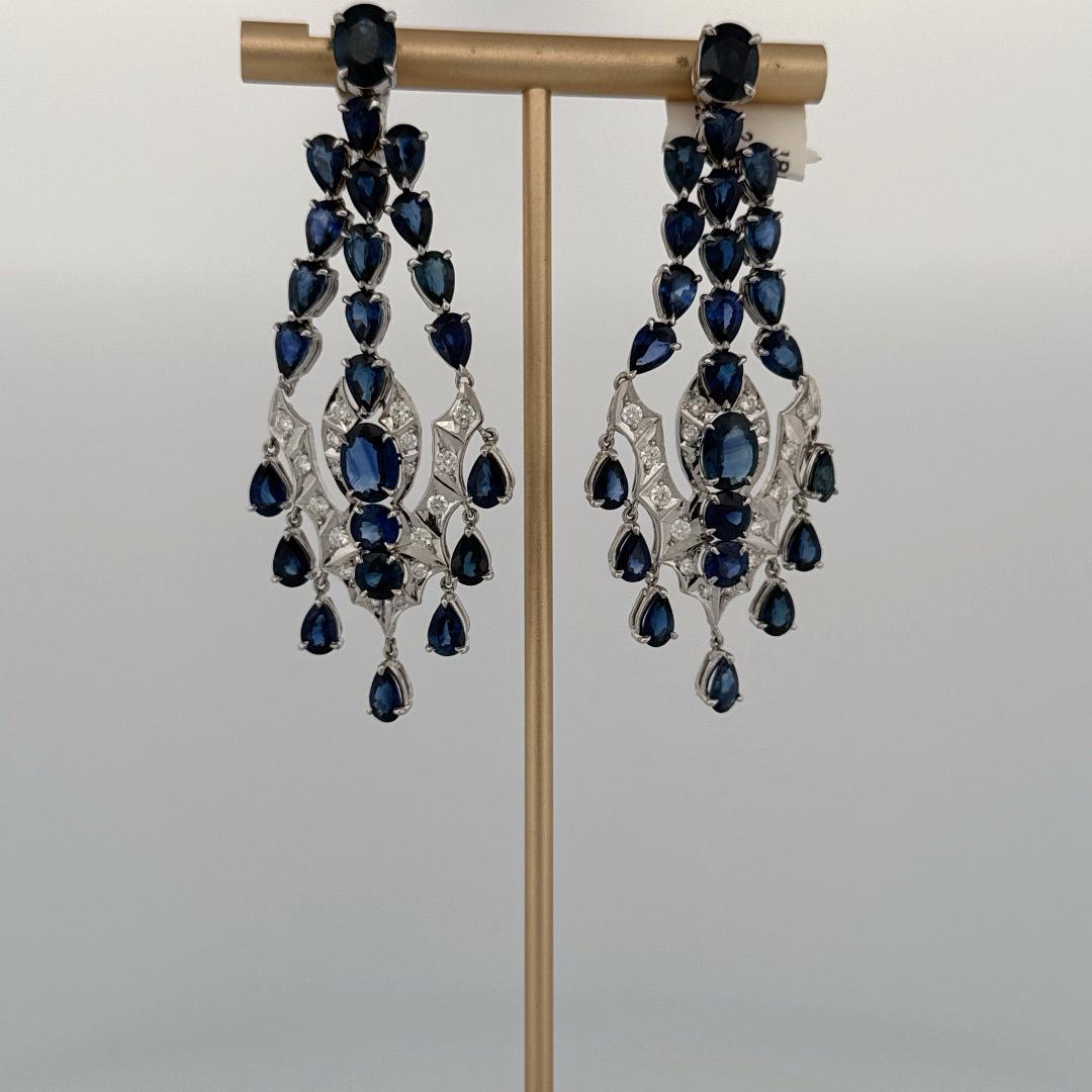 Moderne Boucles d'oreilles chandelier en or blanc 18 carats, saphirs bleus et diamants en vente