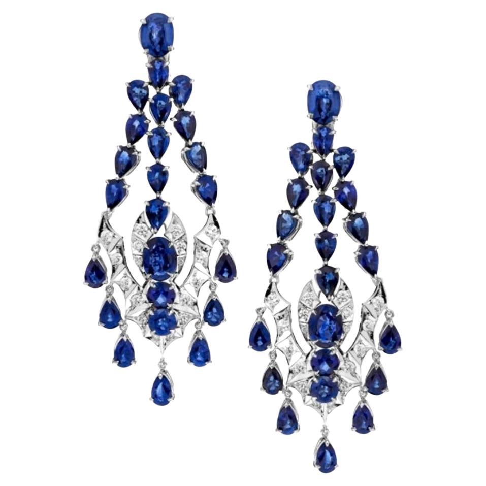Boucles d'oreilles chandelier en or blanc 18 carats, saphirs bleus et diamants en vente