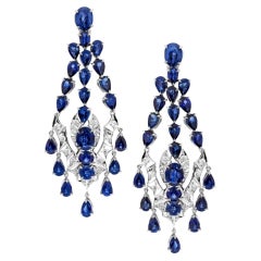 Boucles d'oreilles chandelier en or blanc 18 carats, saphirs bleus et diamants