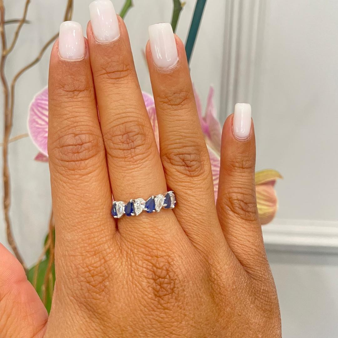 18 Karat Weißgold Ring mit blauen Saphiren und Diamanten (Tropfenschliff) im Angebot