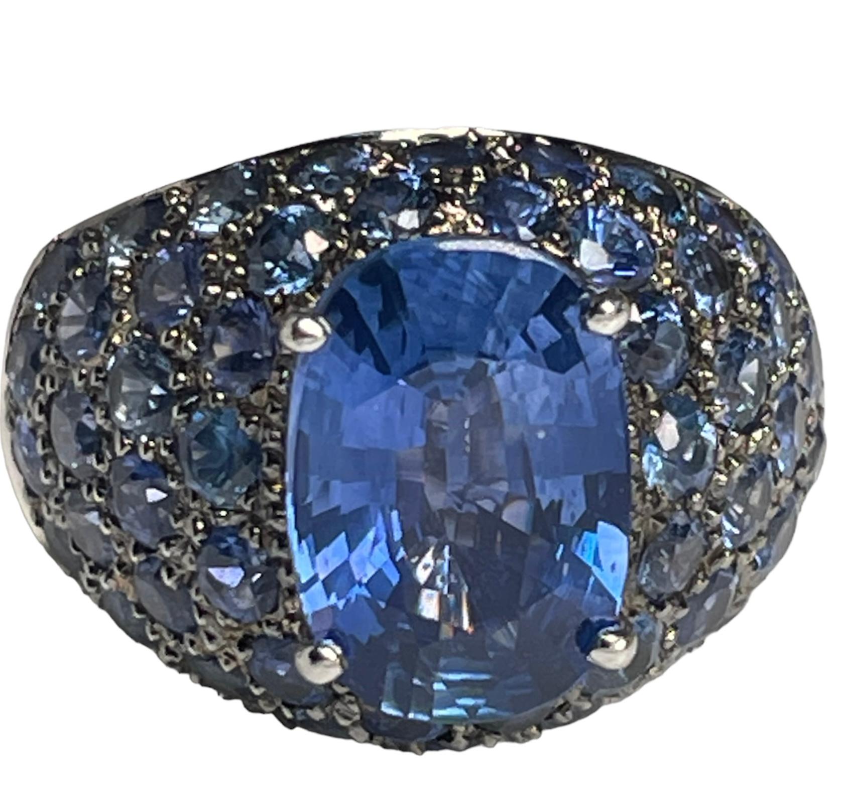 18K White Gold Blue Sapphires Dome Cocktail Ring In Good Condition For Sale In Guaynabo, PR