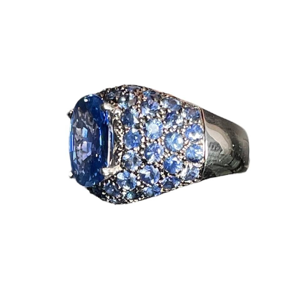 18K White Gold Blue Sapphires Dome Cocktail Ring For Sale 2