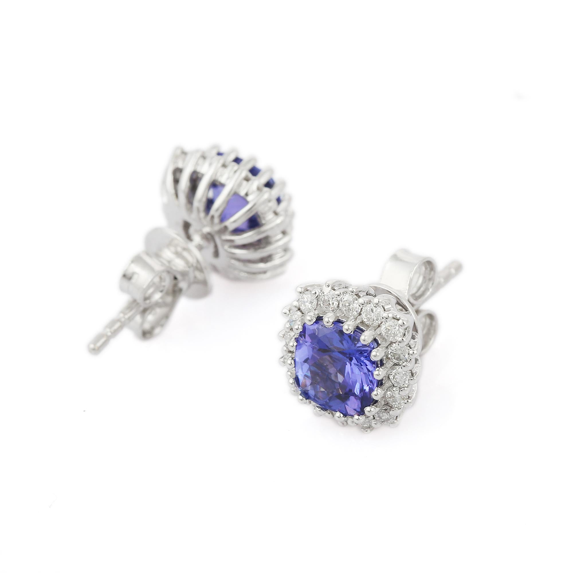 18K White Gold Blue Tanzanite and Diamond Stud Earrings In New Condition For Sale In Houston, TX