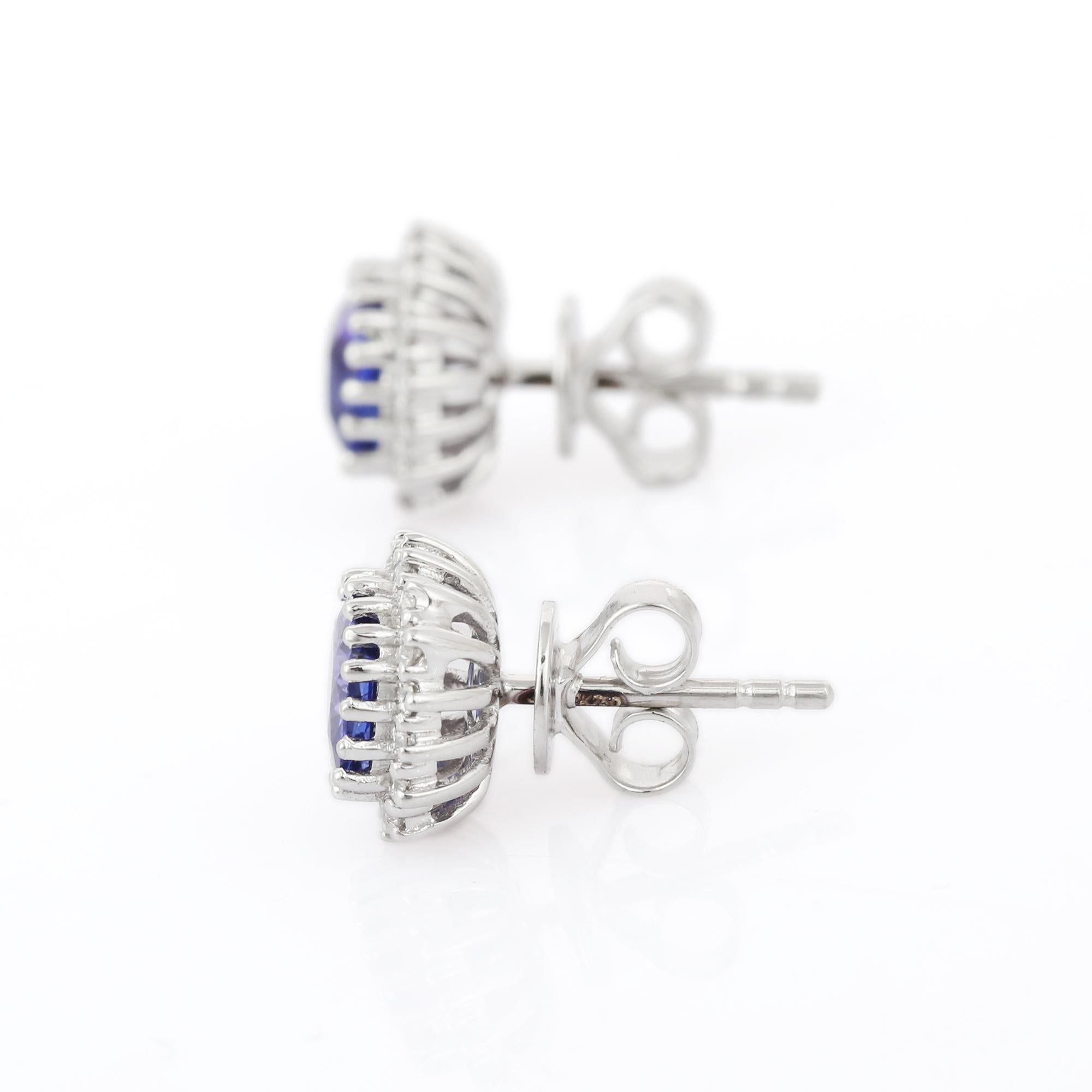 Clous d'oreilles en or blanc 18 carats avec tanzanite bleue et diamants Pour femmes en vente
