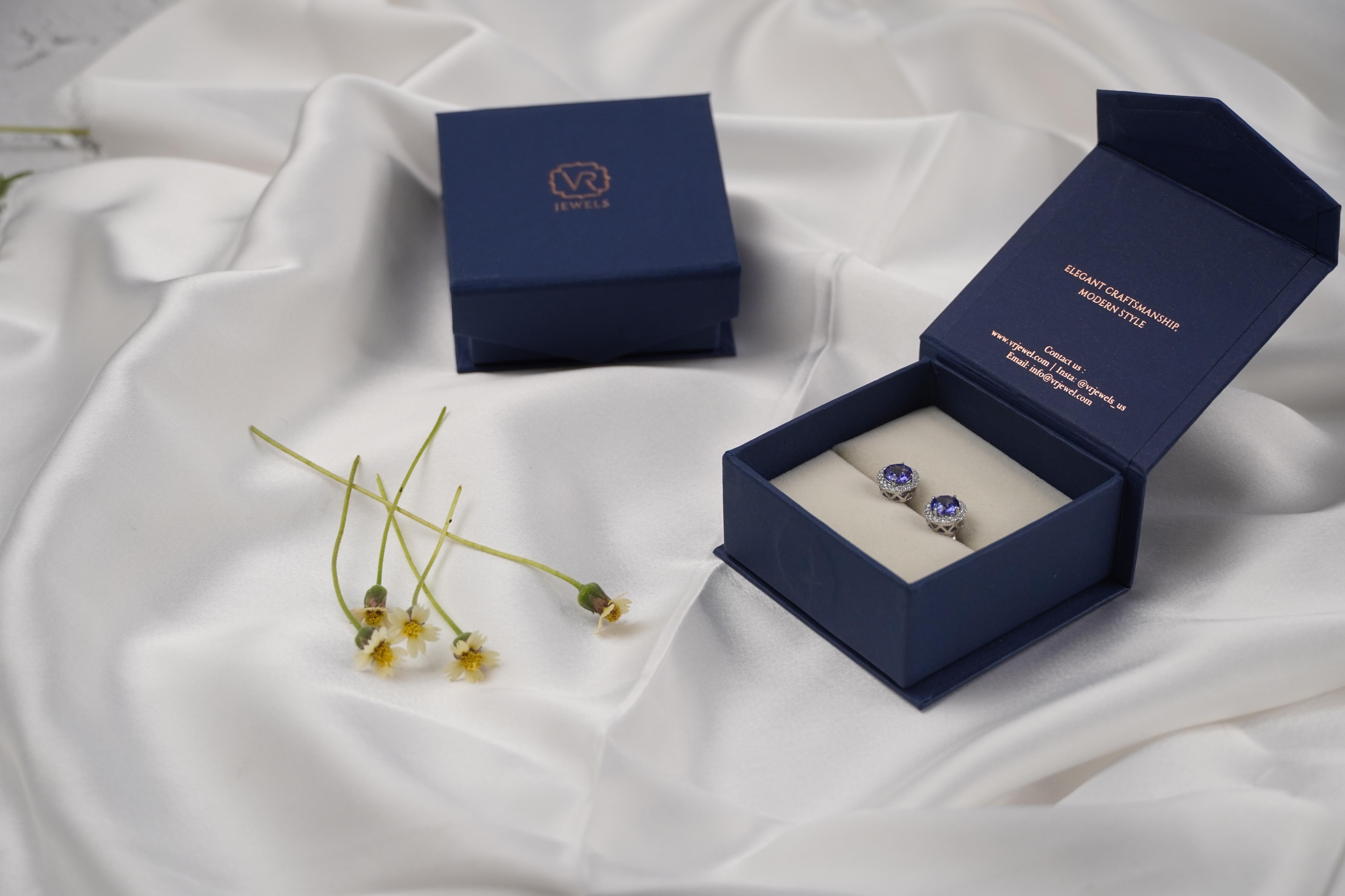 Clous d'oreilles en or blanc 18 carats avec tanzanite bleue et diamants en vente 1