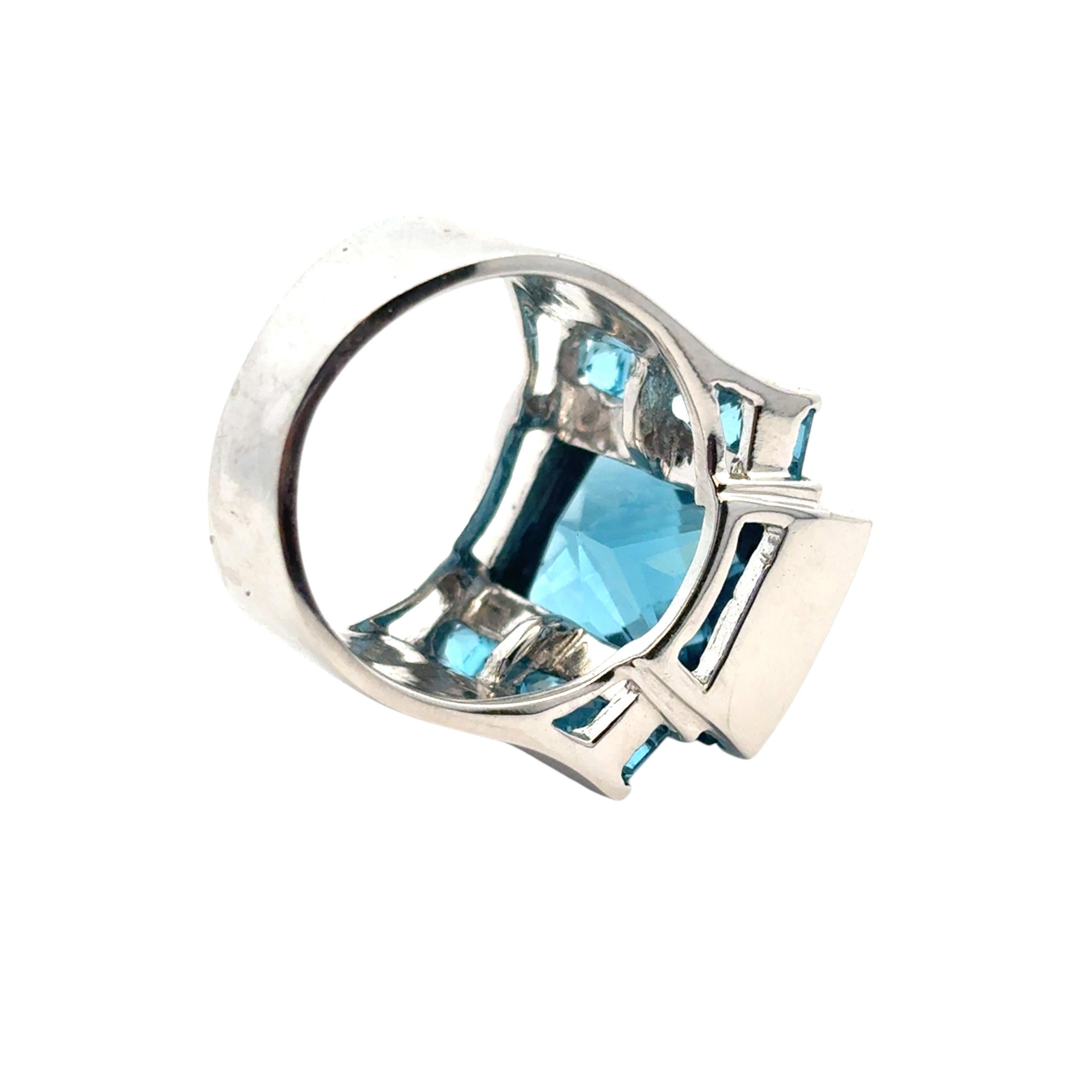 Anello in oro bianco 18 carati con topazio blu e diamante In condizioni ottime in vendita a Boca Raton, FL