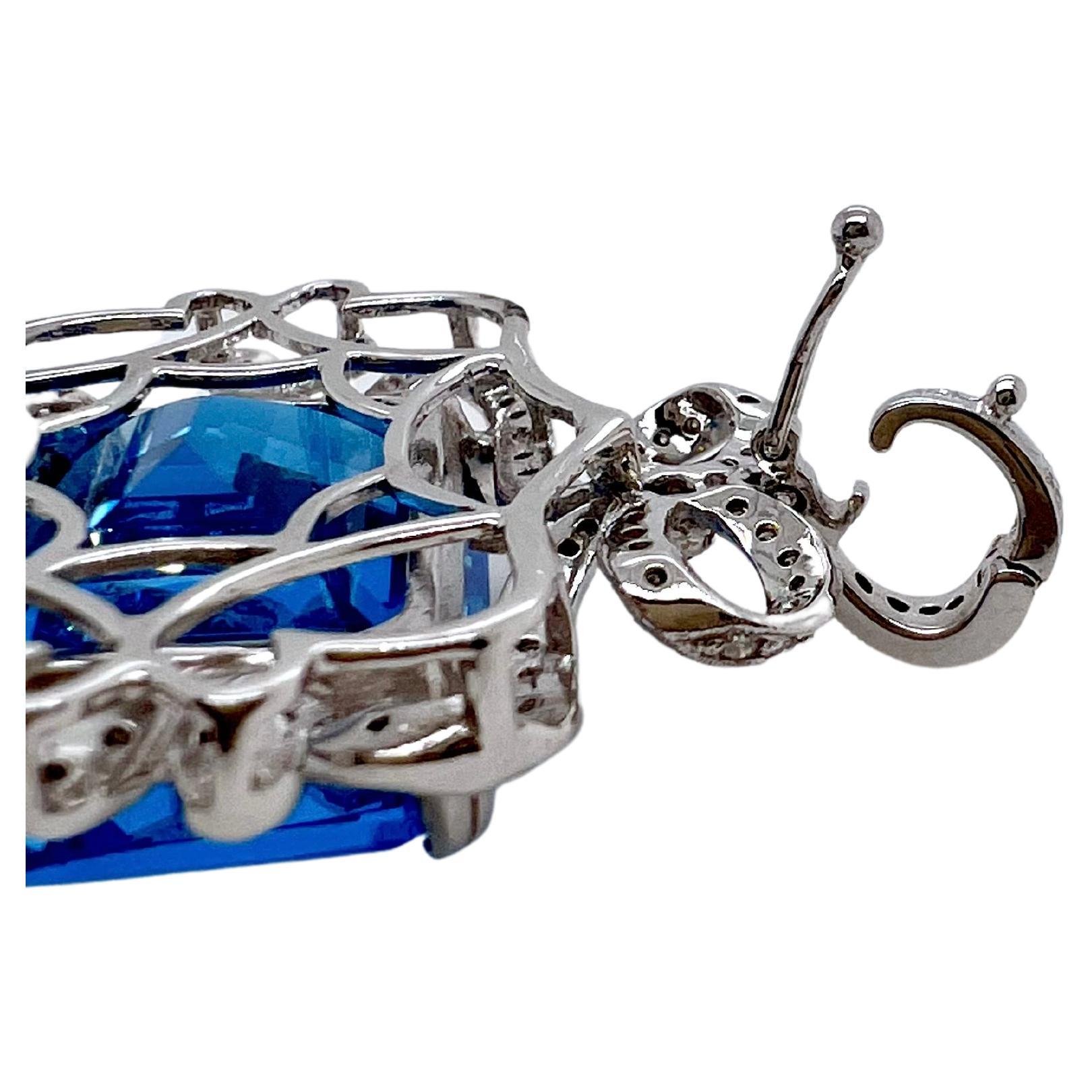 Dieser wunderschöne Blautopas-Anhänger ist in einer königlichen Diamantfassung mit einem Briolett-Blautopas-Tropfen gefasst.  Die runden Brillanten sind in Pavé gefasst und bilden einen eleganten Rahmen für den Blautopas-Anhänger im Smaragdschliff. 