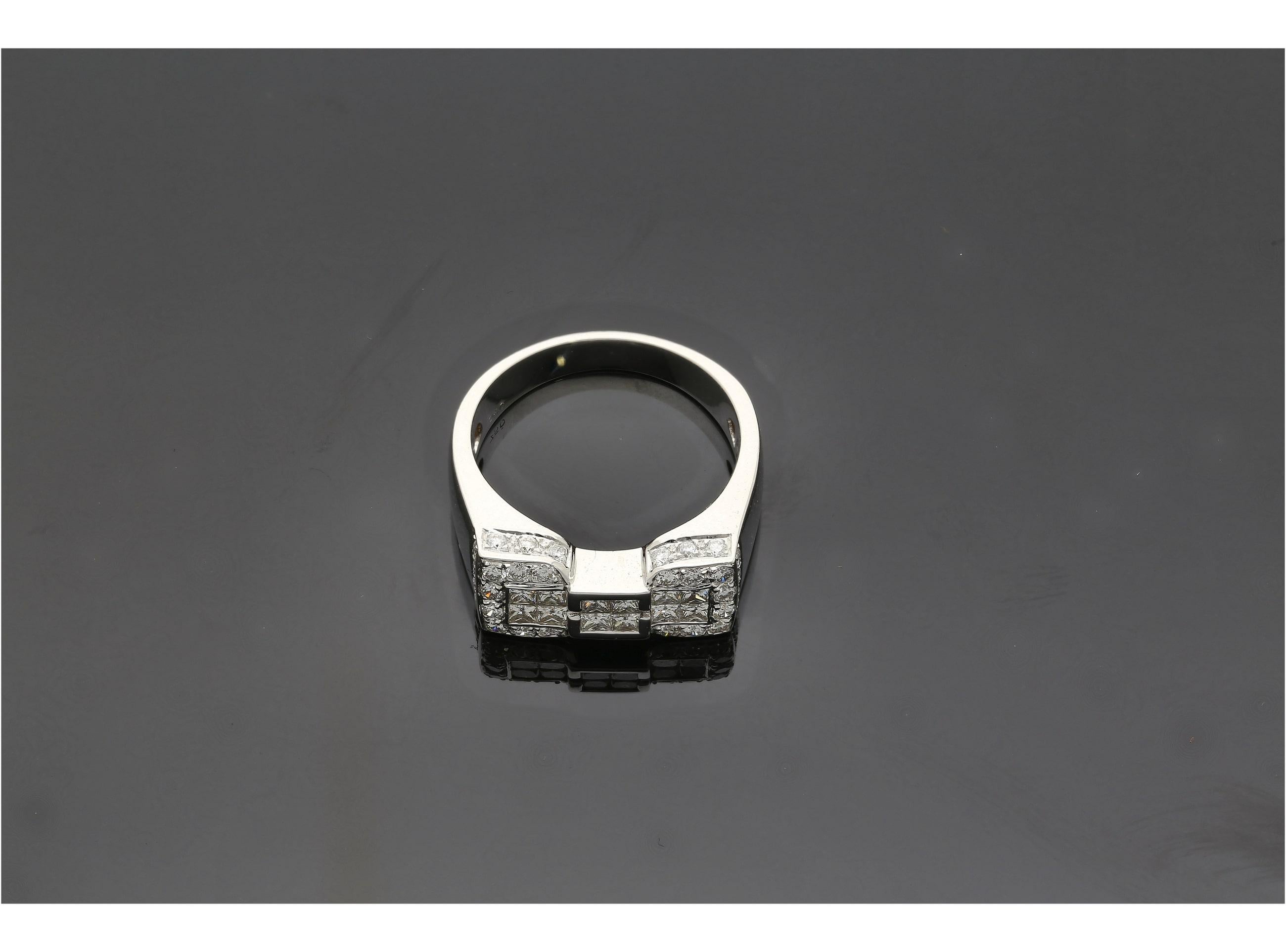 Restez simple et élégante avec cette magnifique bague à motif de nœud en or blanc 18K et diamant. Cette magnifique bague est ornée de 12 diamants de taille princesse, d'une valeur totale de 0,54 carat, entourés de 36 diamants de taille ronde, d'une