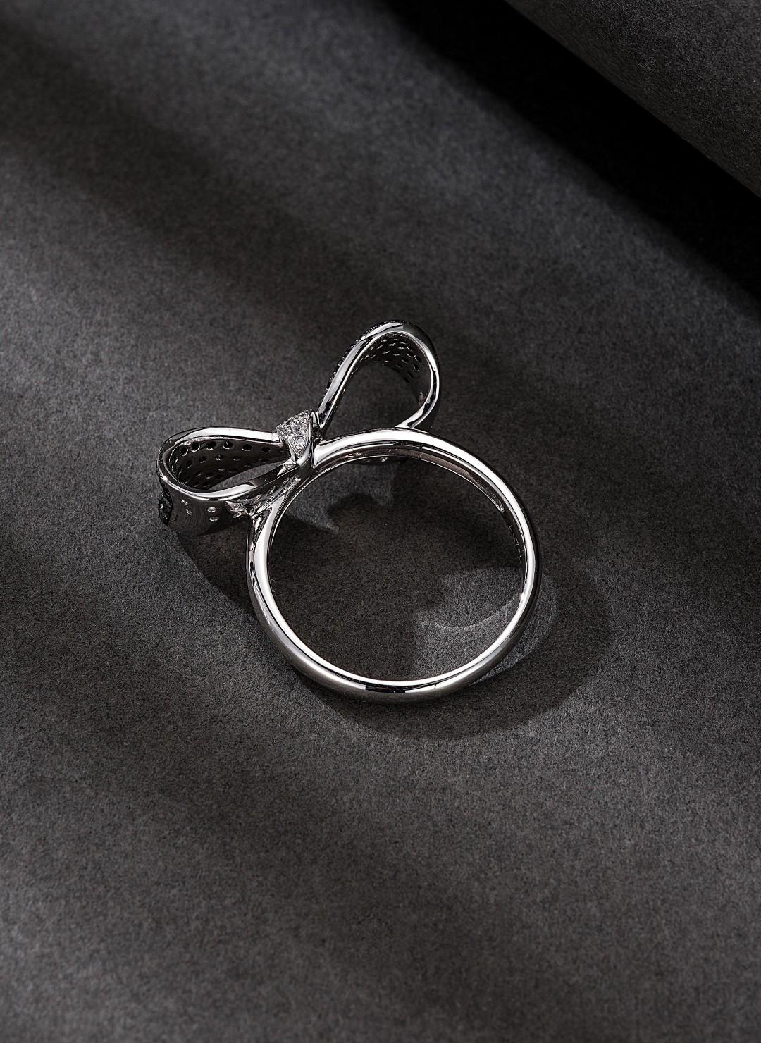 Anello Bow-Tie in oro bianco 18 carati con diamanti naturali bianchi e neri

Eleva la tua collezione di gioielli con questo squisito anello a papillon in oro bianco 18 carati, caratterizzato da una straordinaria combinazione di diamanti naturali