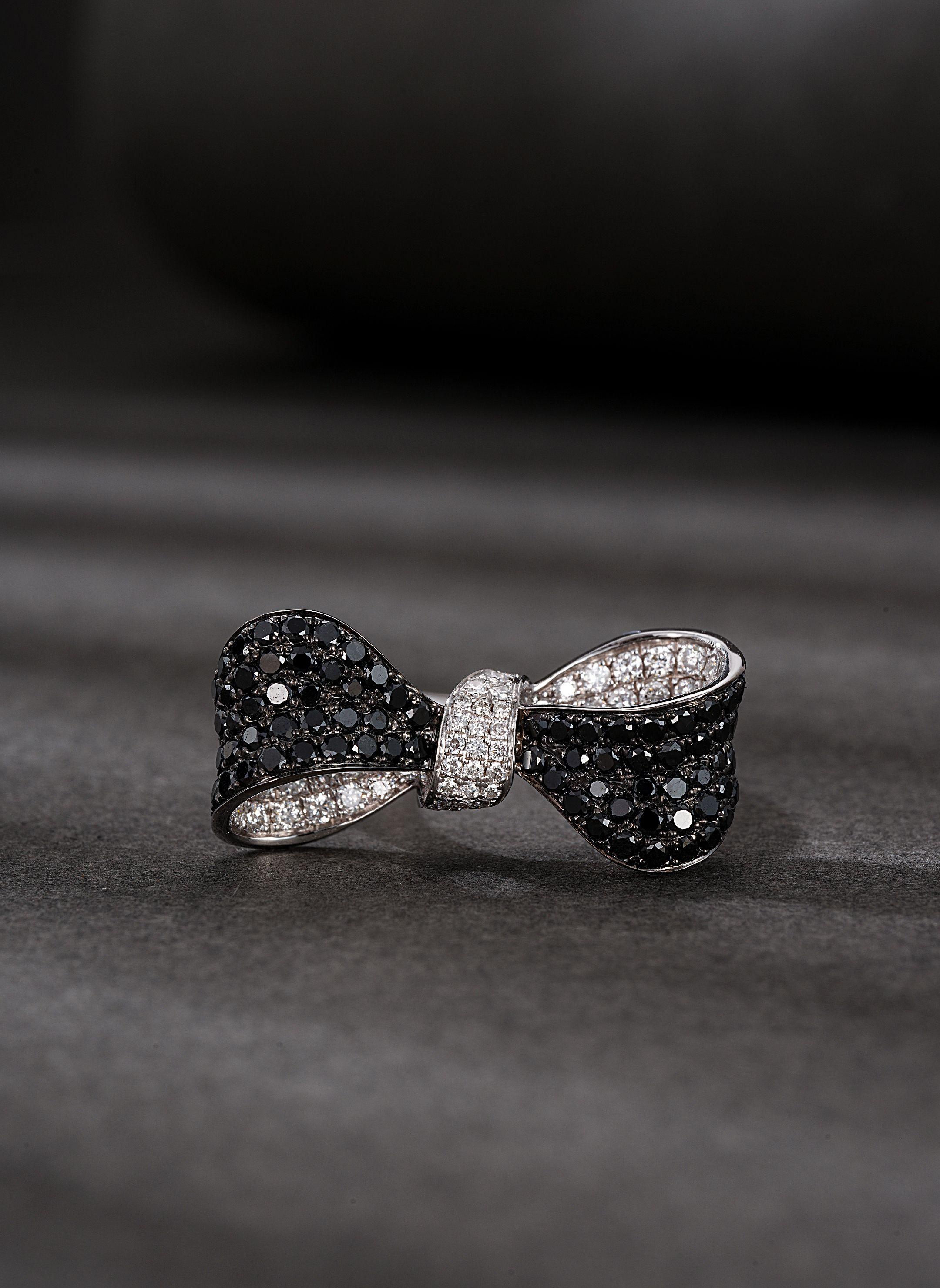 Taglio princess Anello Bow-Tie in oro bianco 18 carati con diamanti naturali bianchi e neri in vendita